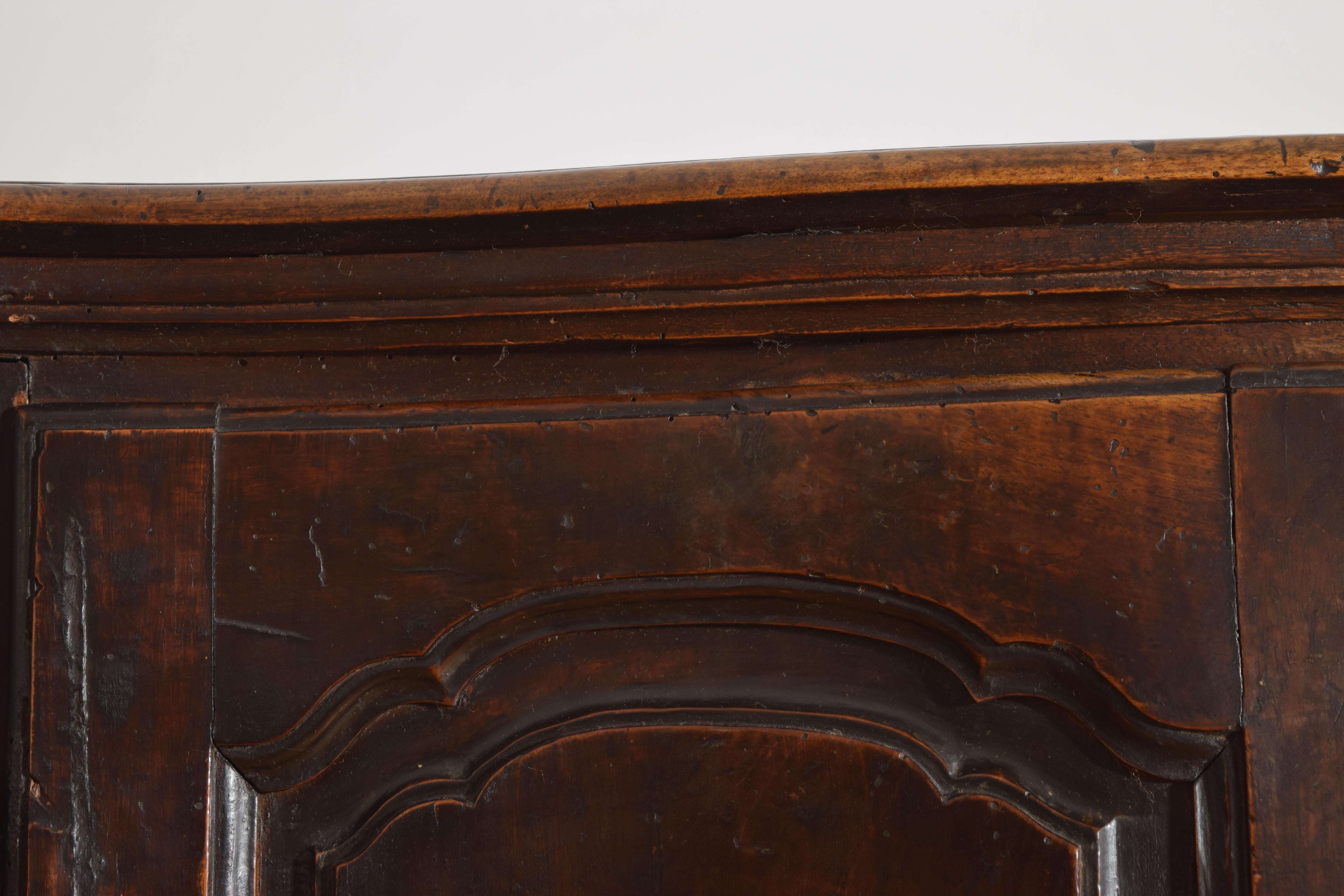 Italiana, Emiliana, Credenza a 4 ante in noce a forma di Luigi XIV/XV, 2°q XVIII sec. in vendita 3