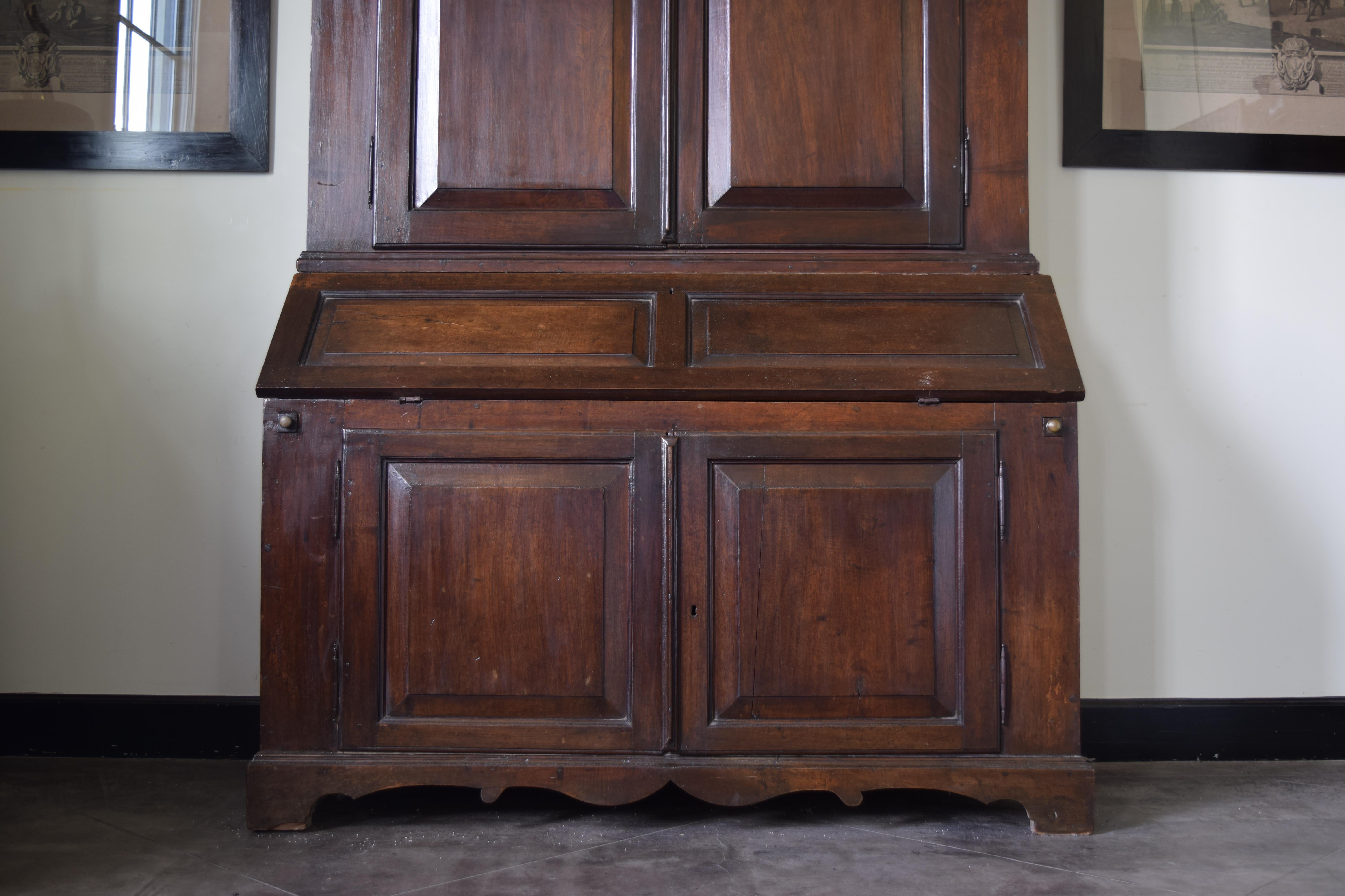 Italienischer Sekretär-Schrank aus getäfeltem Nussbaumholz, Emiliana, LXIV-Periode, frühes 18. Jahrhundert. im Angebot 5