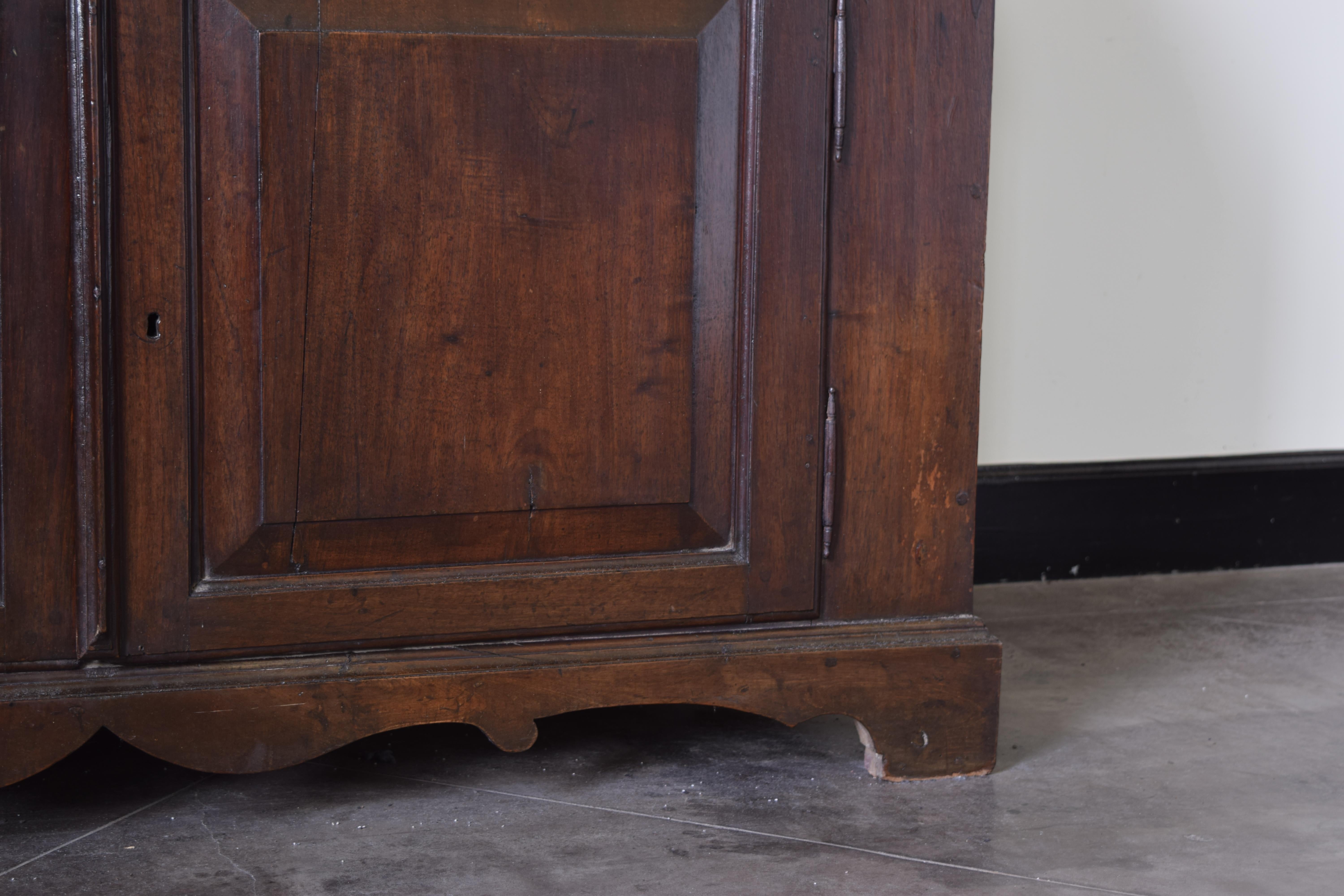Italienischer Sekretär-Schrank aus getäfeltem Nussbaumholz, Emiliana, LXIV-Periode, frühes 18. Jahrhundert. im Angebot 6
