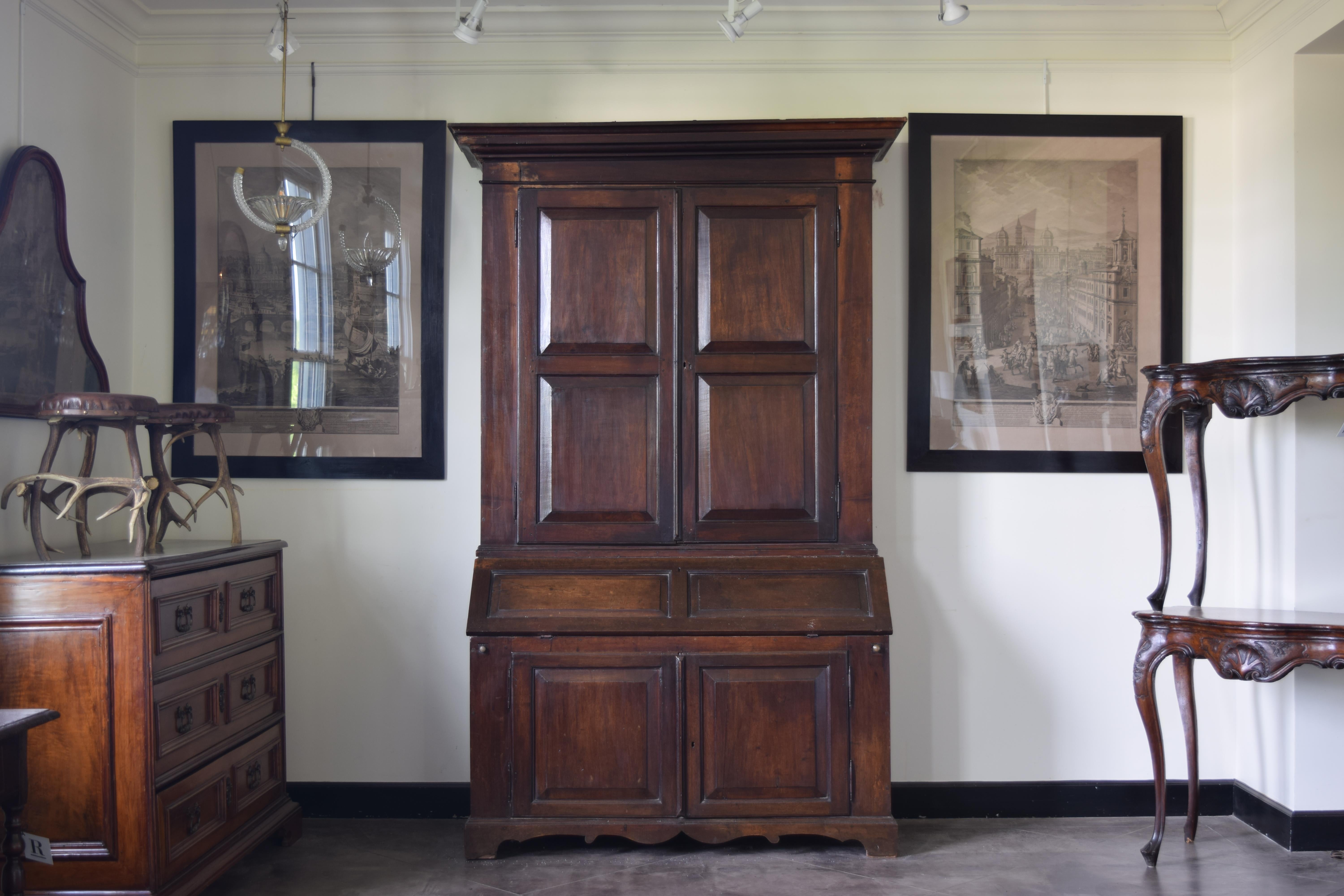 Italienischer Sekretär-Schrank aus getäfeltem Nussbaumholz, Emiliana, LXIV-Periode, frühes 18. Jahrhundert. (Louis XIV.) im Angebot