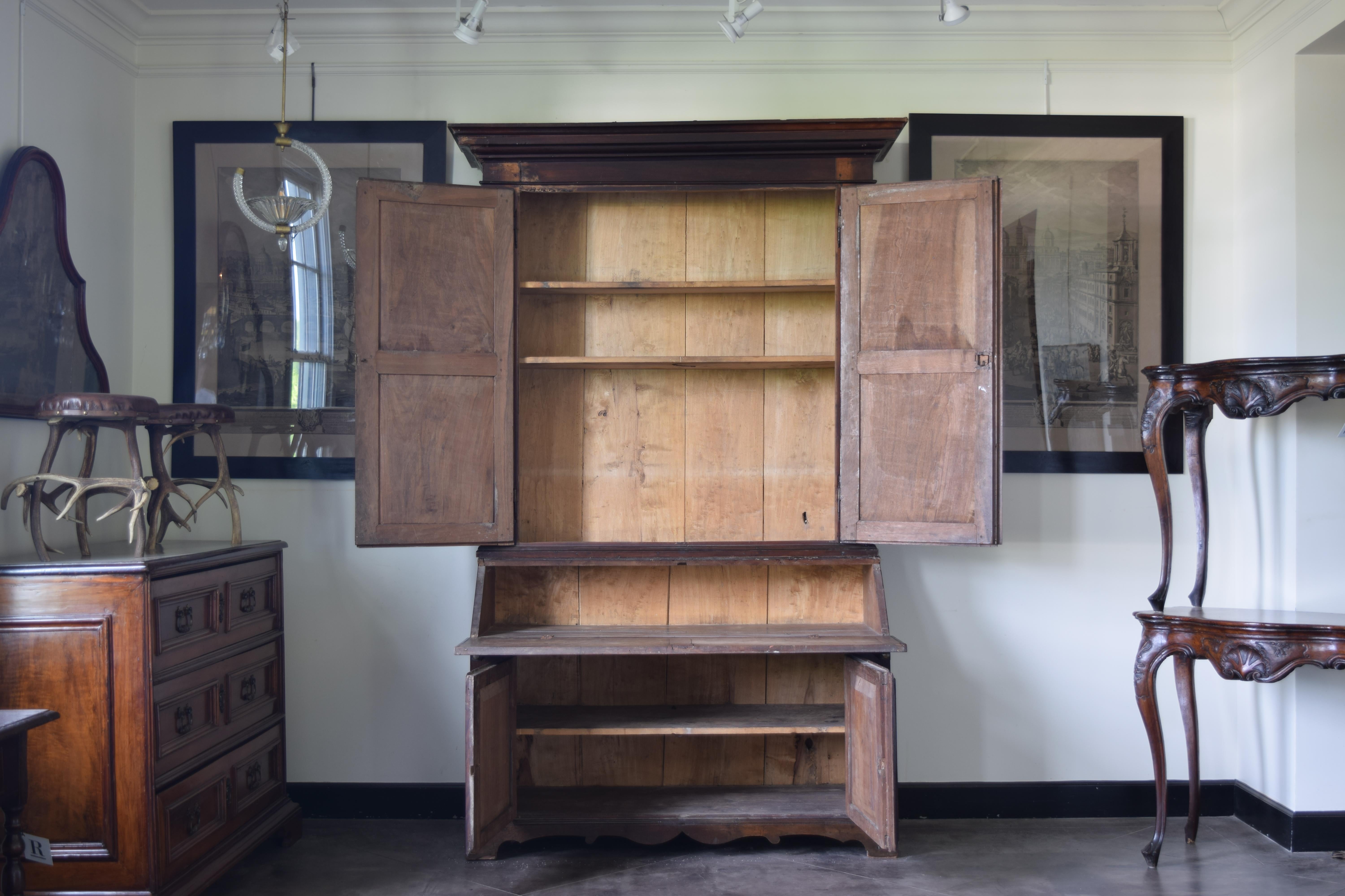 Italienischer Sekretär-Schrank aus getäfeltem Nussbaumholz, Emiliana, LXIV-Periode, frühes 18. Jahrhundert. (Walnuss) im Angebot