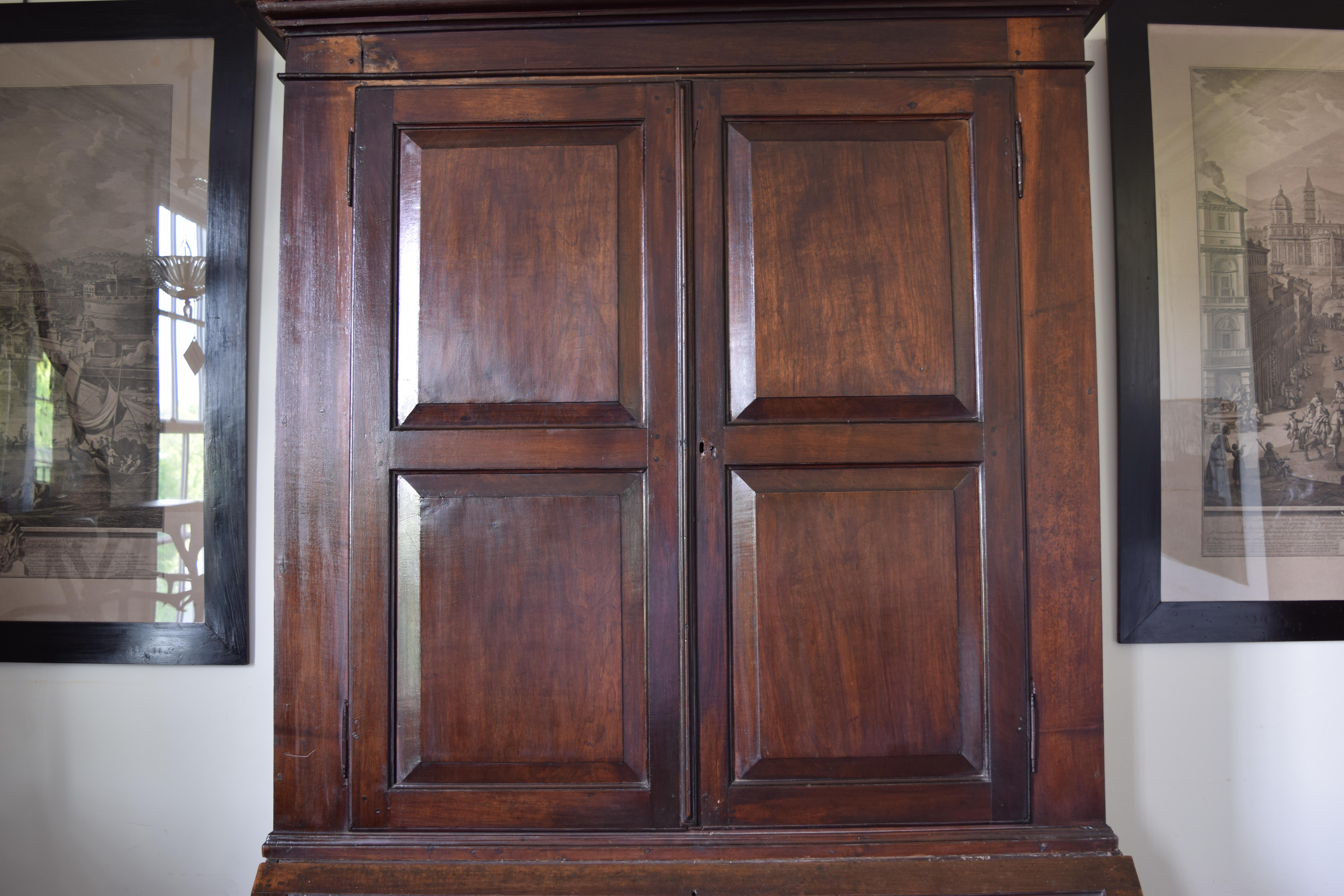 Italienischer Sekretär-Schrank aus getäfeltem Nussbaumholz, Emiliana, LXIV-Periode, frühes 18. Jahrhundert. im Angebot 2