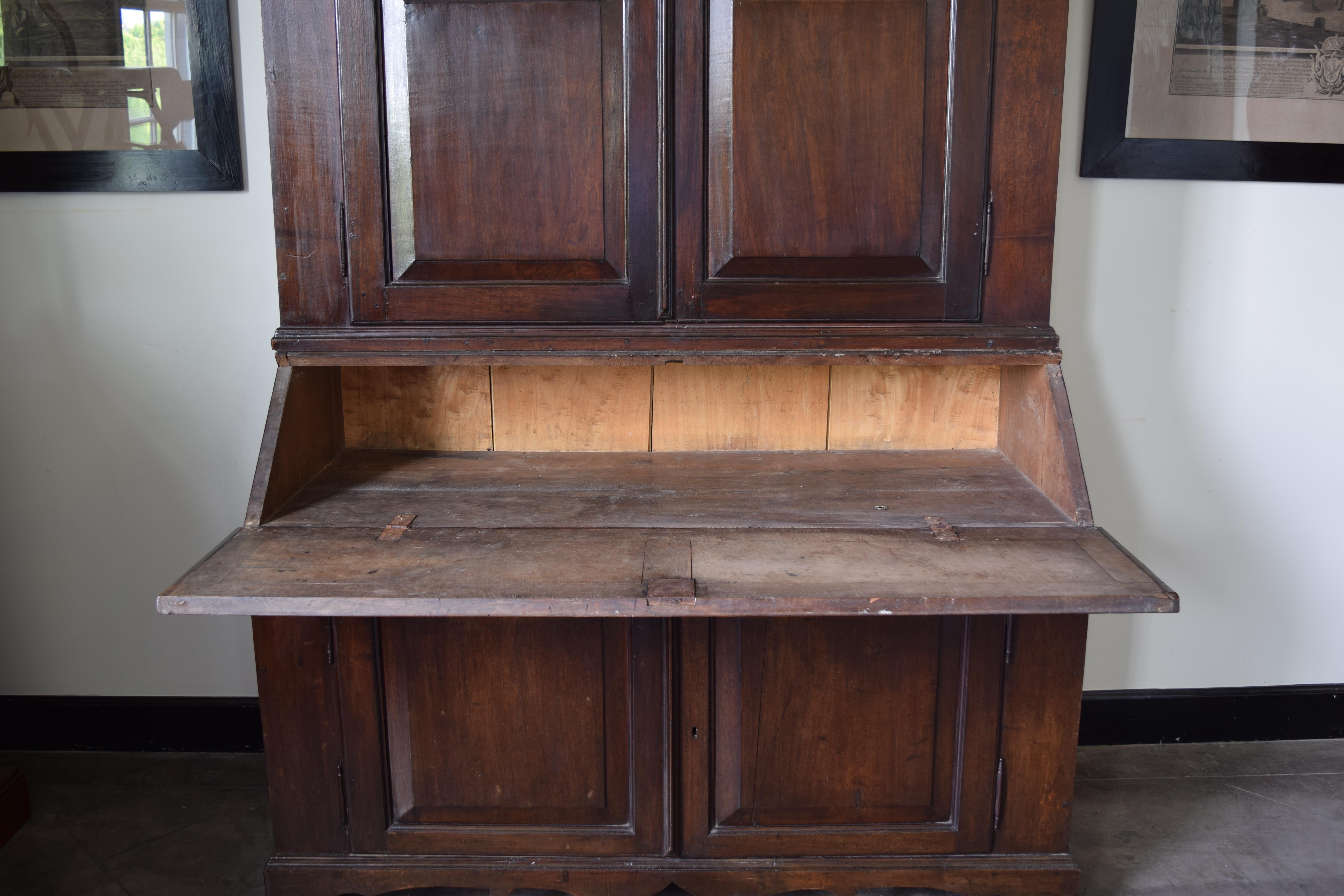 Italienischer Sekretär-Schrank aus getäfeltem Nussbaumholz, Emiliana, LXIV-Periode, frühes 18. Jahrhundert. im Angebot 3