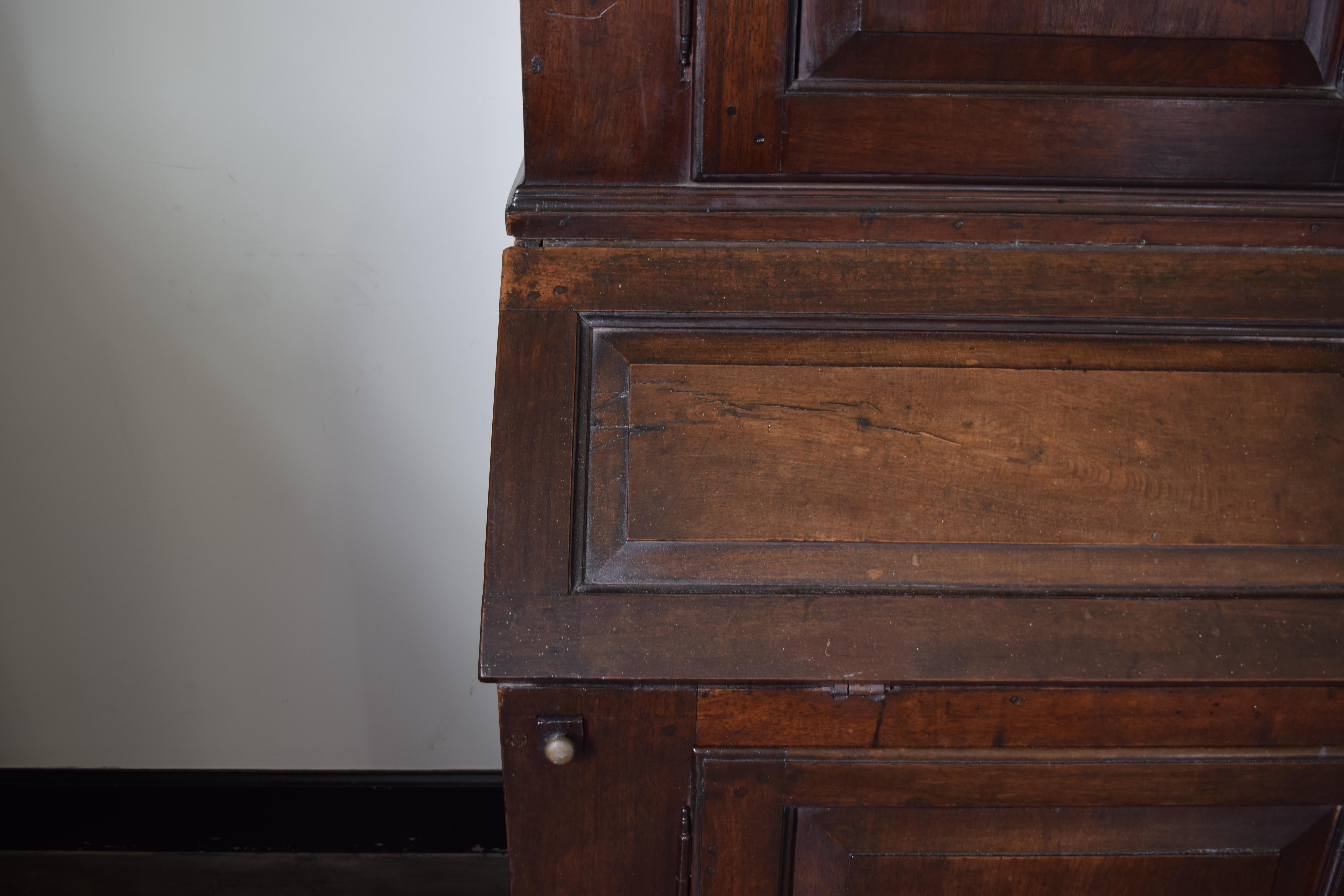 Italienischer Sekretär-Schrank aus getäfeltem Nussbaumholz, Emiliana, LXIV-Periode, frühes 18. Jahrhundert. im Angebot 4
