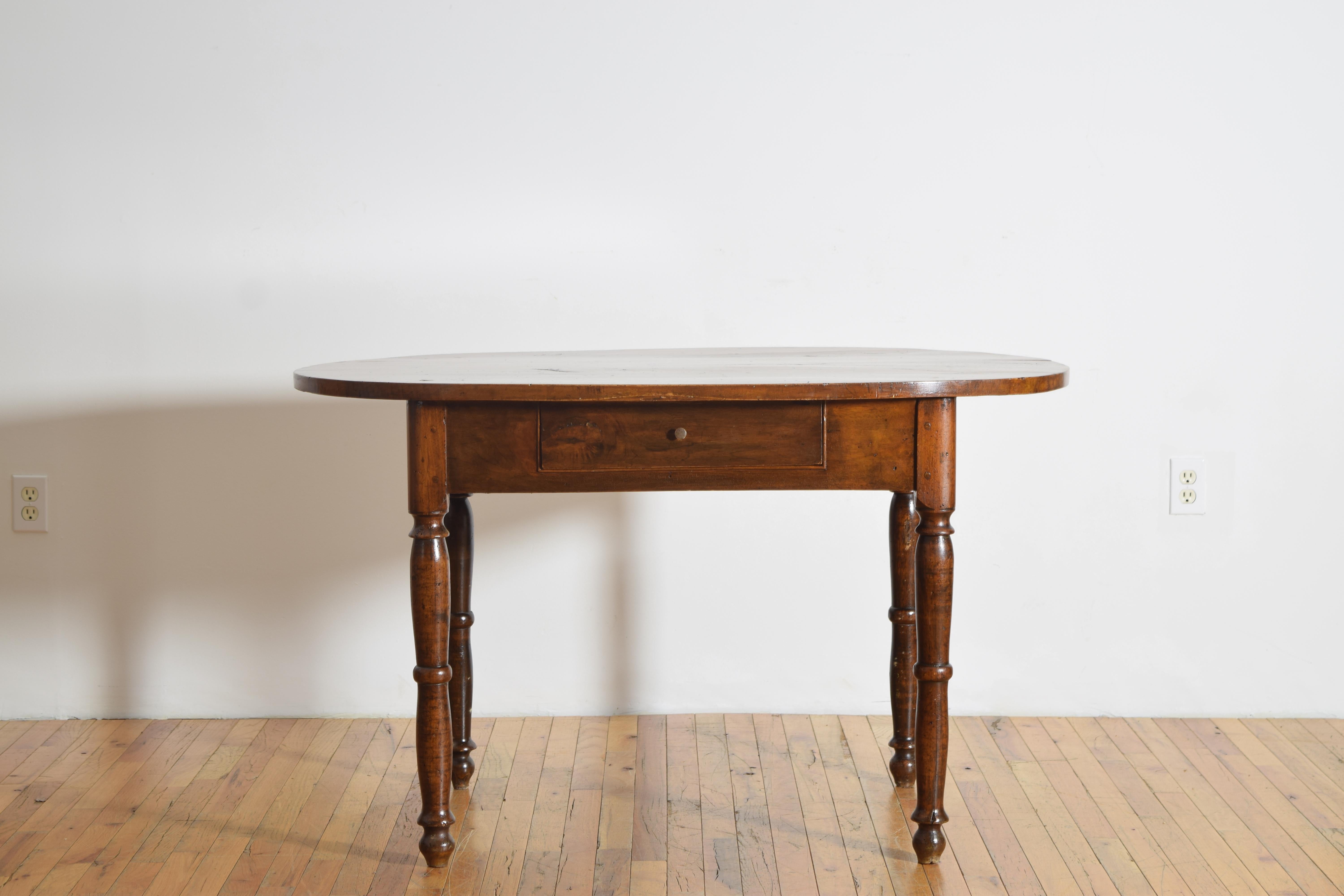 Italiana, Emiliana, Período LXIV Mesa de centro/comedor ovalada de nogal de 1 cajón, ca.1725 Luis XIV en venta