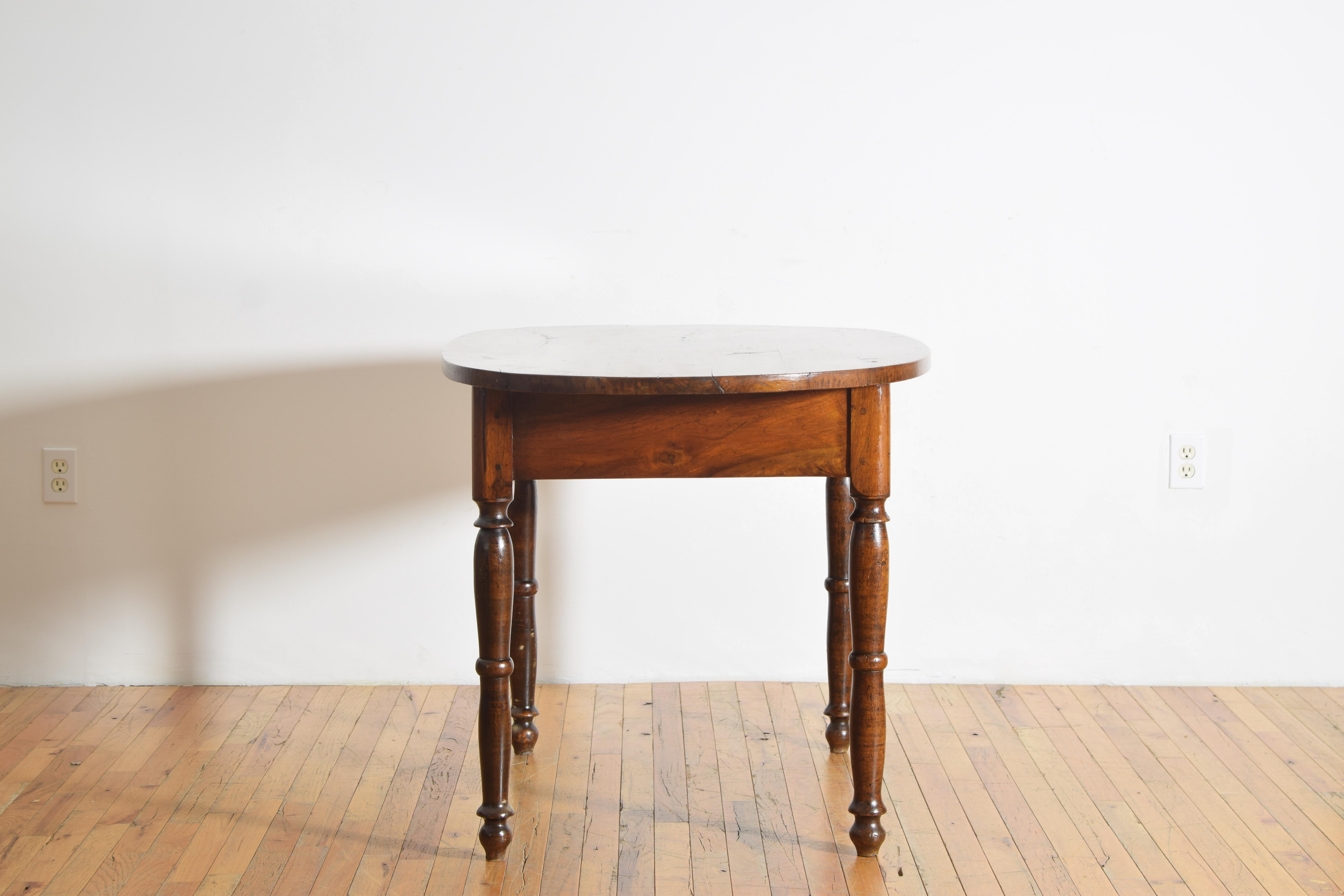 Italiana, Emiliana, Período LXIV Mesa de centro/comedor ovalada de nogal de 1 cajón, ca.1725 Italiano en venta