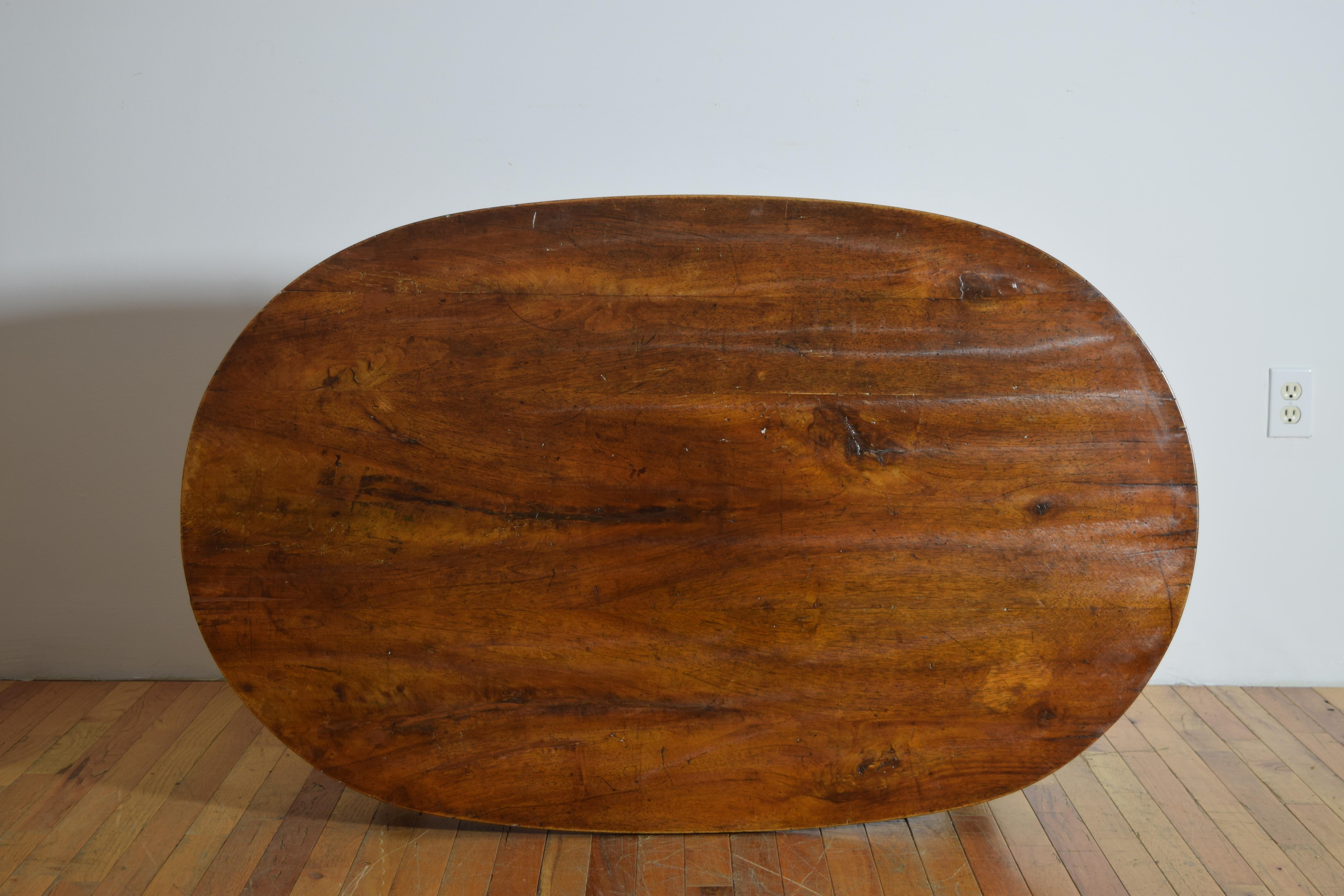Italiana, Emiliana, Período LXIV Mesa de centro/comedor ovalada de nogal de 1 cajón, ca.1725 en venta 2