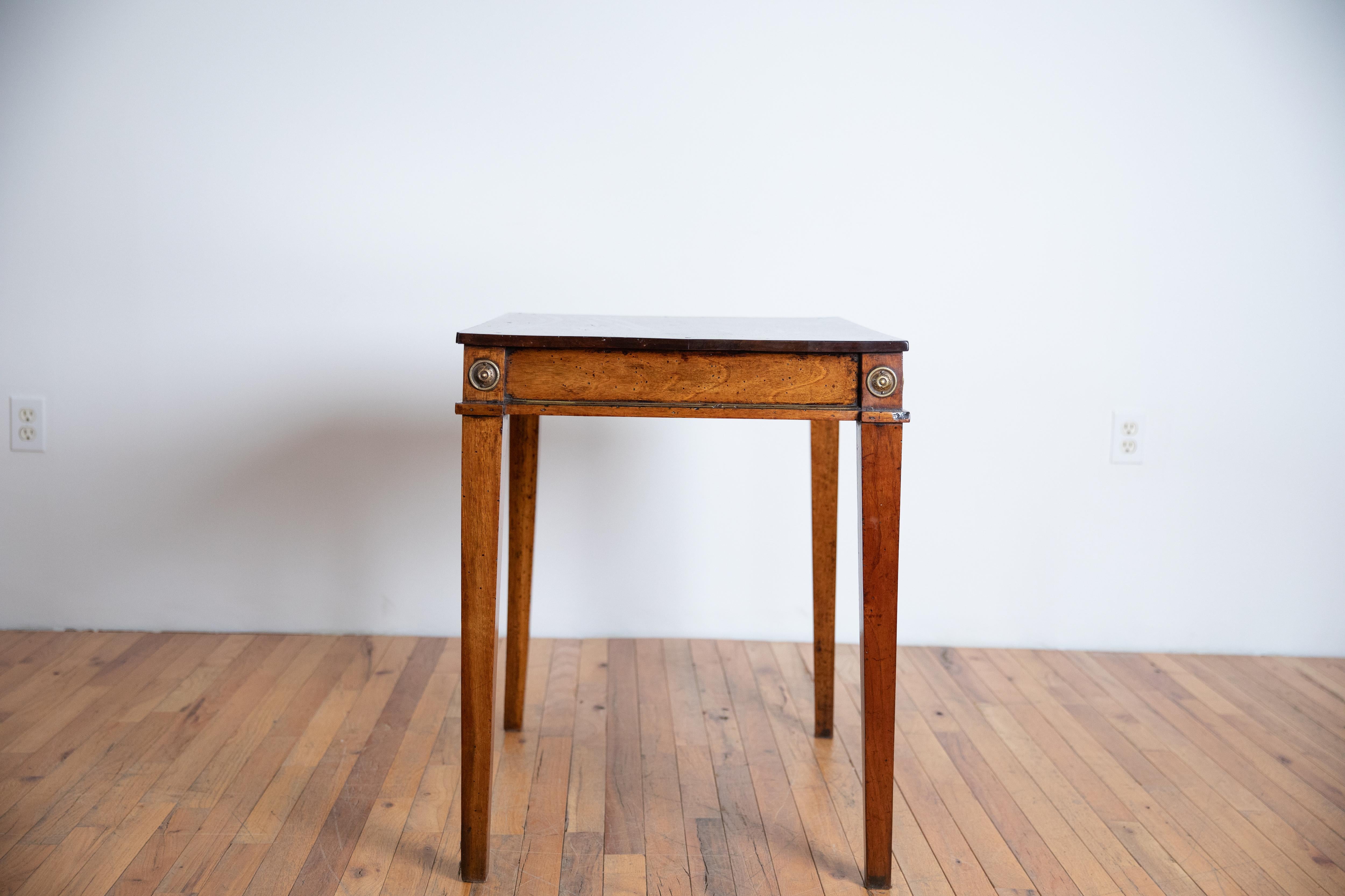 Italiana, Emiliana, Mesa auxiliar neoclásica de nogal y latón de 1 cajón, ca. 1825 en Bueno estado para la venta en Atlanta, GA