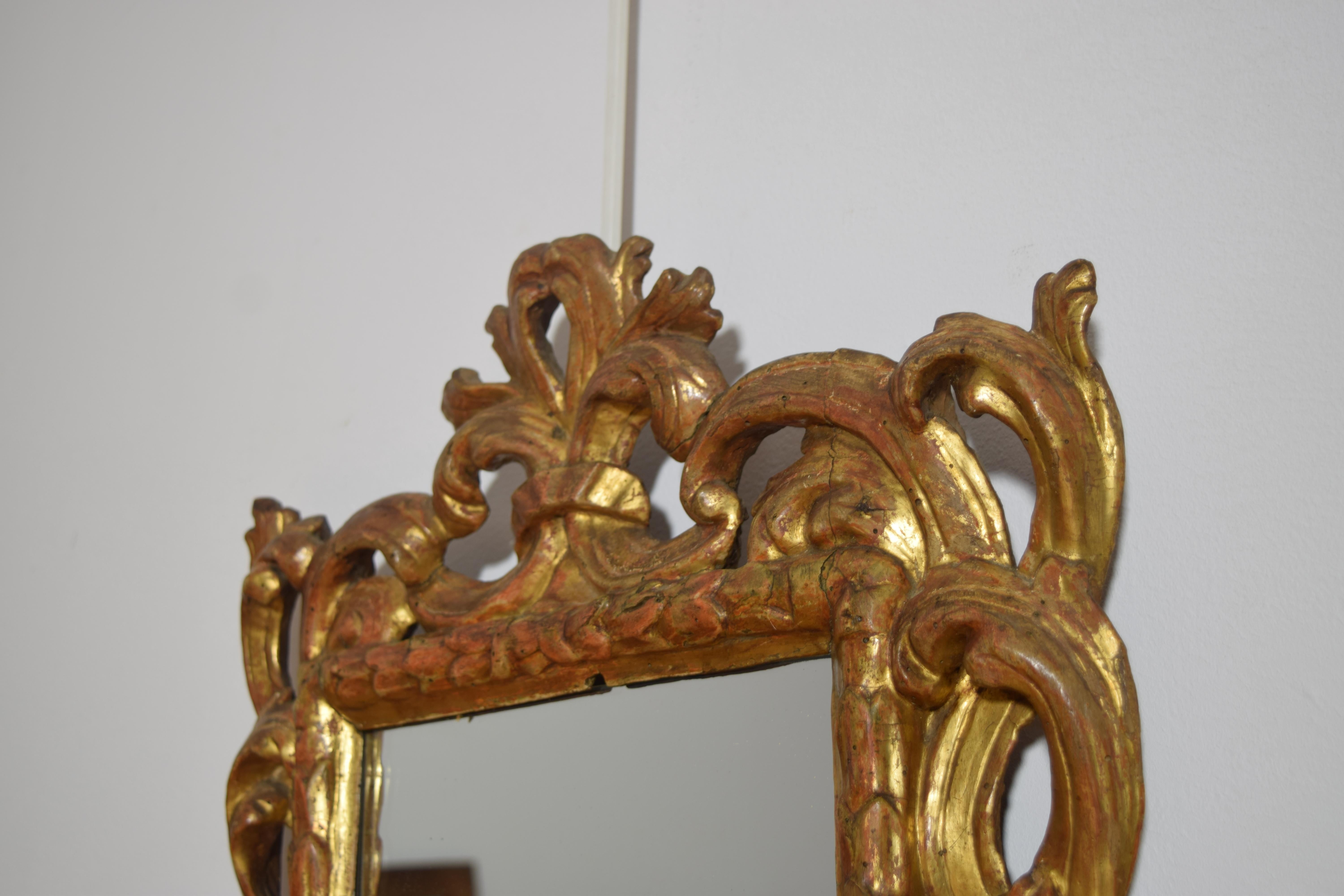 Italiano, Emiliana, Espejo de madera dorada tallada del periodo rococó, mediados del siglo XVIII Madera dorada en venta