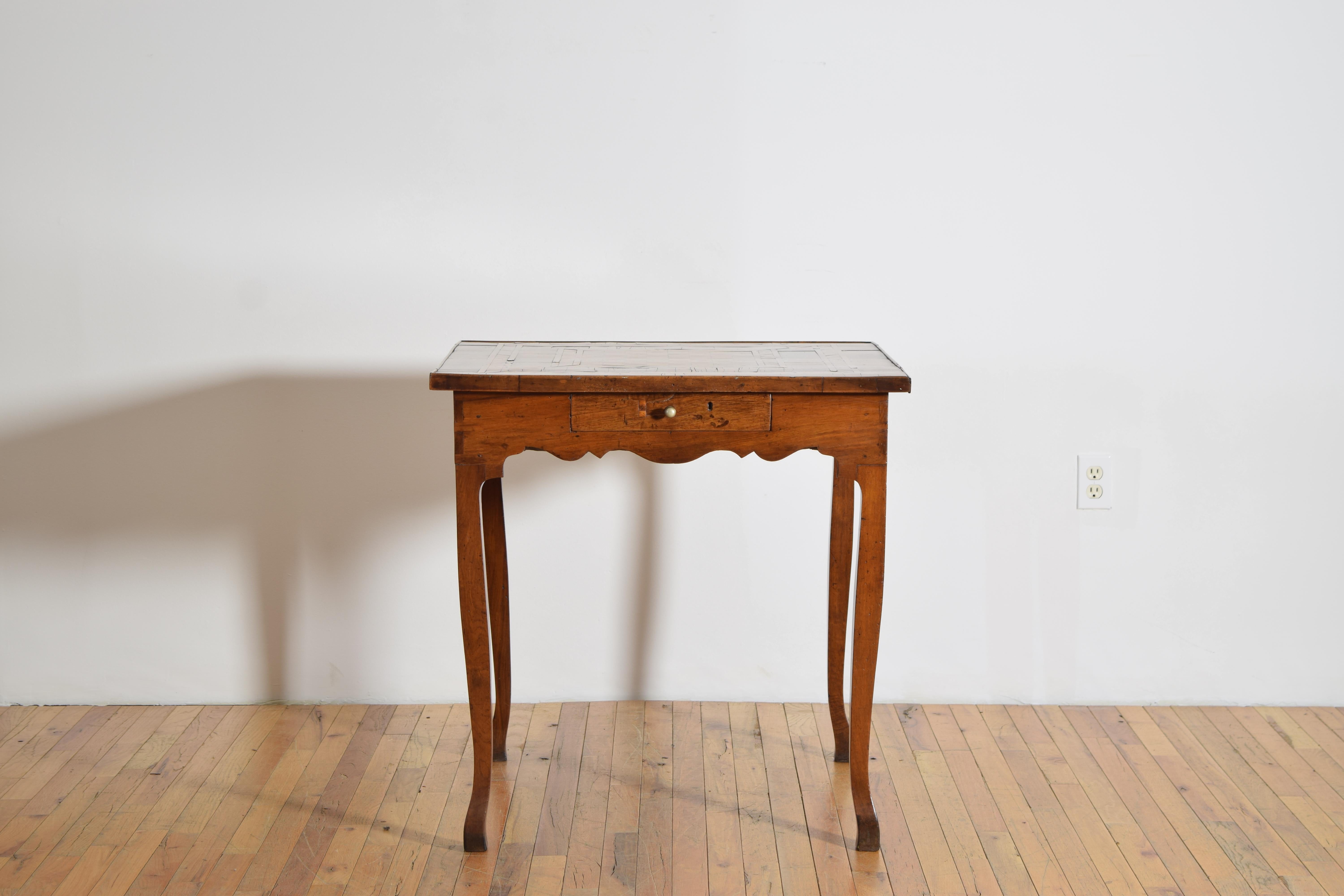 Italiana, Emiliana, Mesa de juegos de 1 cajón en nogal y marquetería, S. IIIq XVIII Luis XV en venta