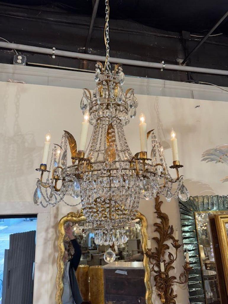 Lampadario in stile Impero italiano dei primi del Novecento, con perline di cristallo e cesto di tole. Circa 1920. Il lampadario è stato ricablato professionalmente e viene fornito con catena e baldacchino coordinati. È pronto per essere appeso! 39h