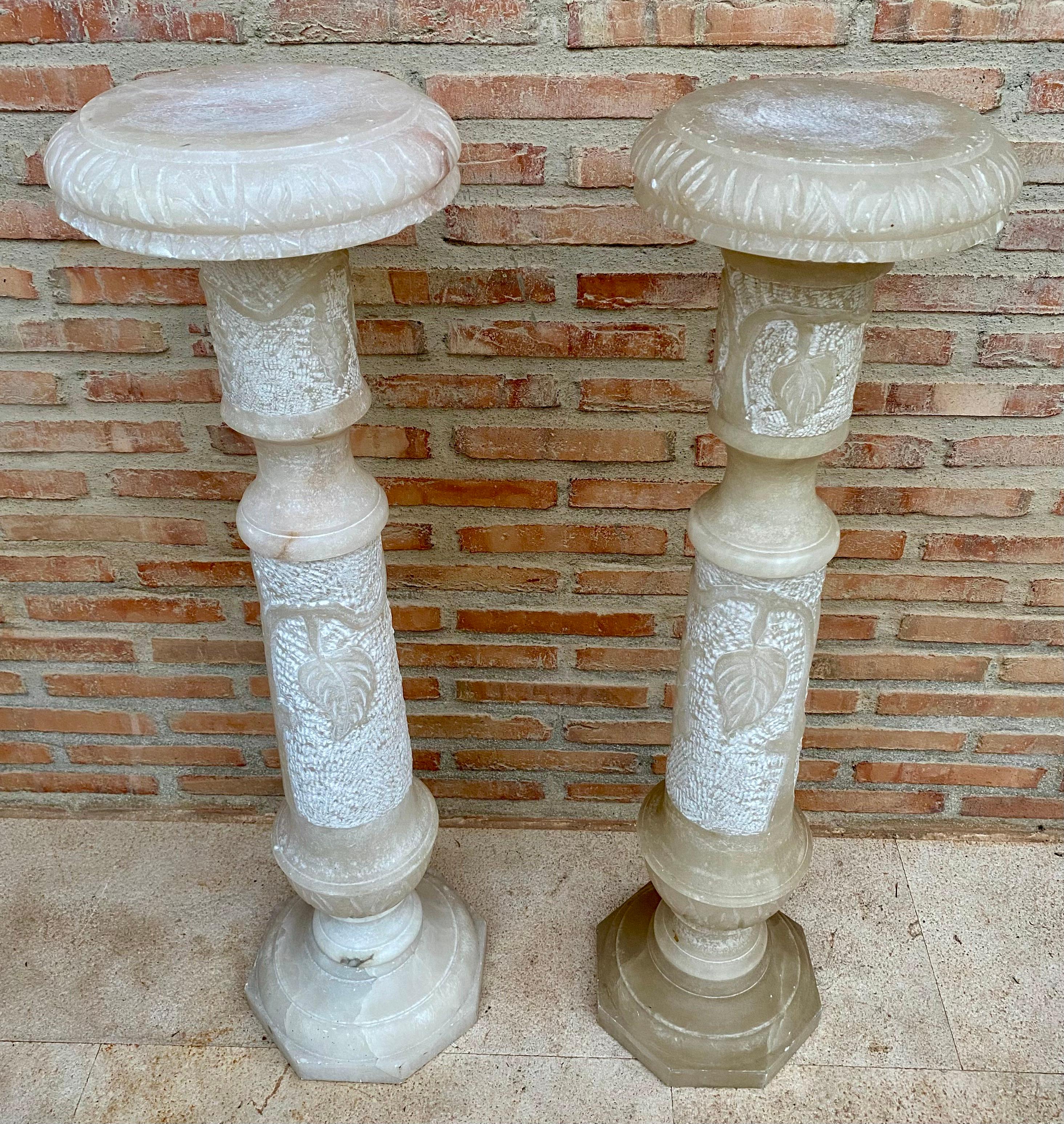Elegant table with pedestal, support and column in Carrara marble from France, manufactured around 1920.
Hand carved with attention to detail and Greek key decoration.
This will be a perfect stand for Art Deco sculptures and statues.
Give an instant