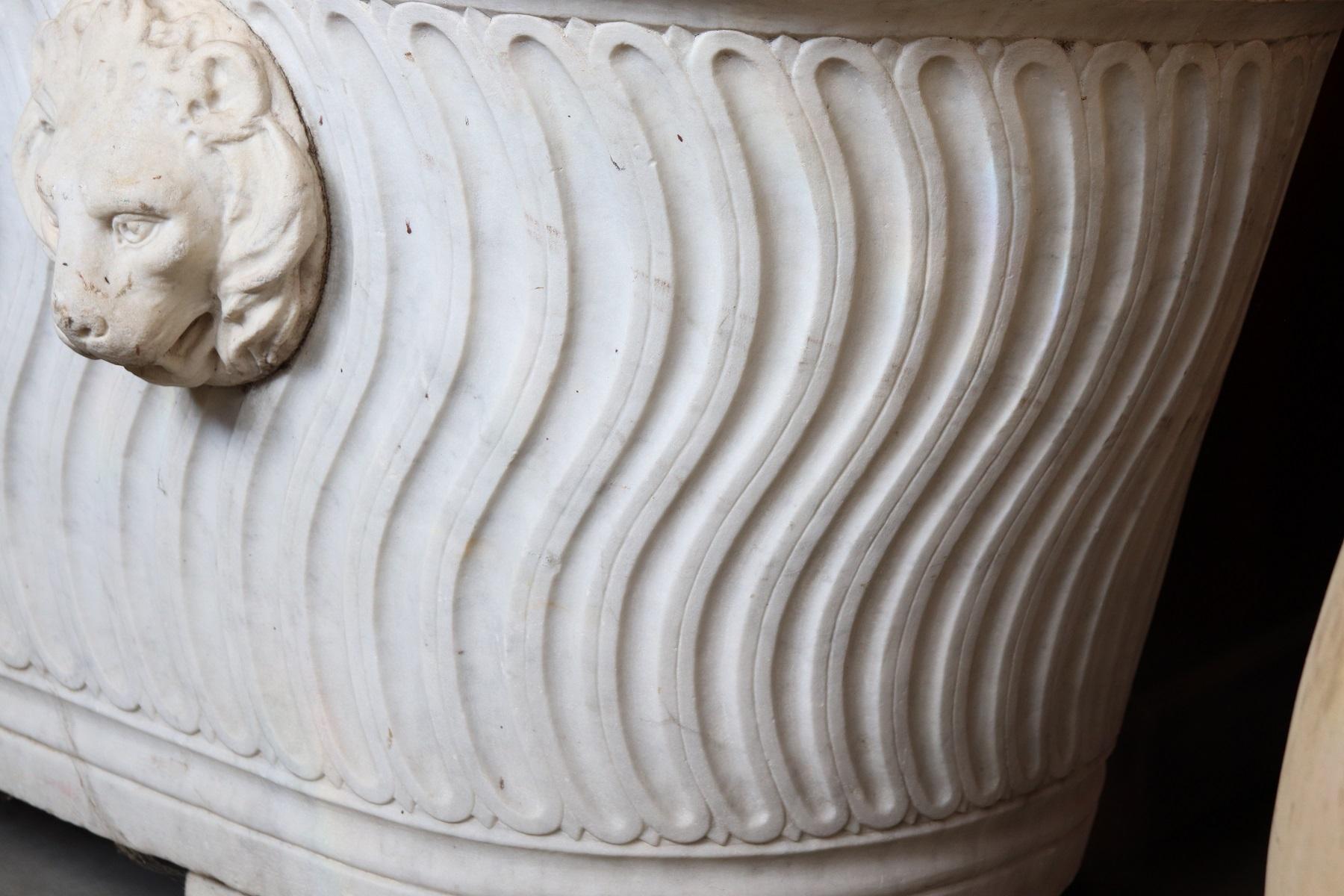 Italian Empire Hand Carved White Carrara Marble Bathtub with Lion Heads In Good Condition In Casale Monferrato, IT