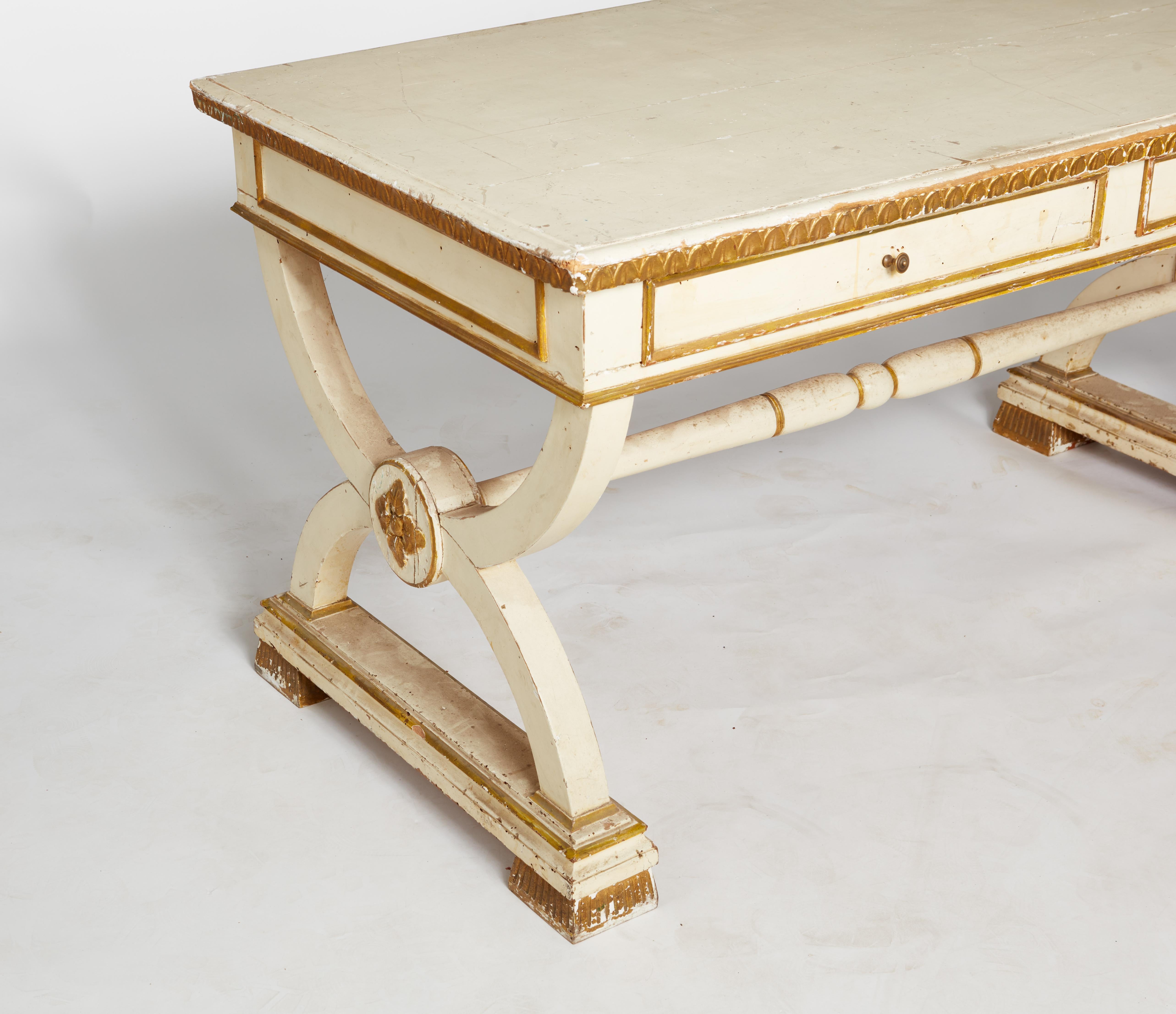 Italienisches Empire Gemalt und Paket vergoldet Bureau Plat im Zustand „Gut“ im Angebot in Lyndhurst, NJ