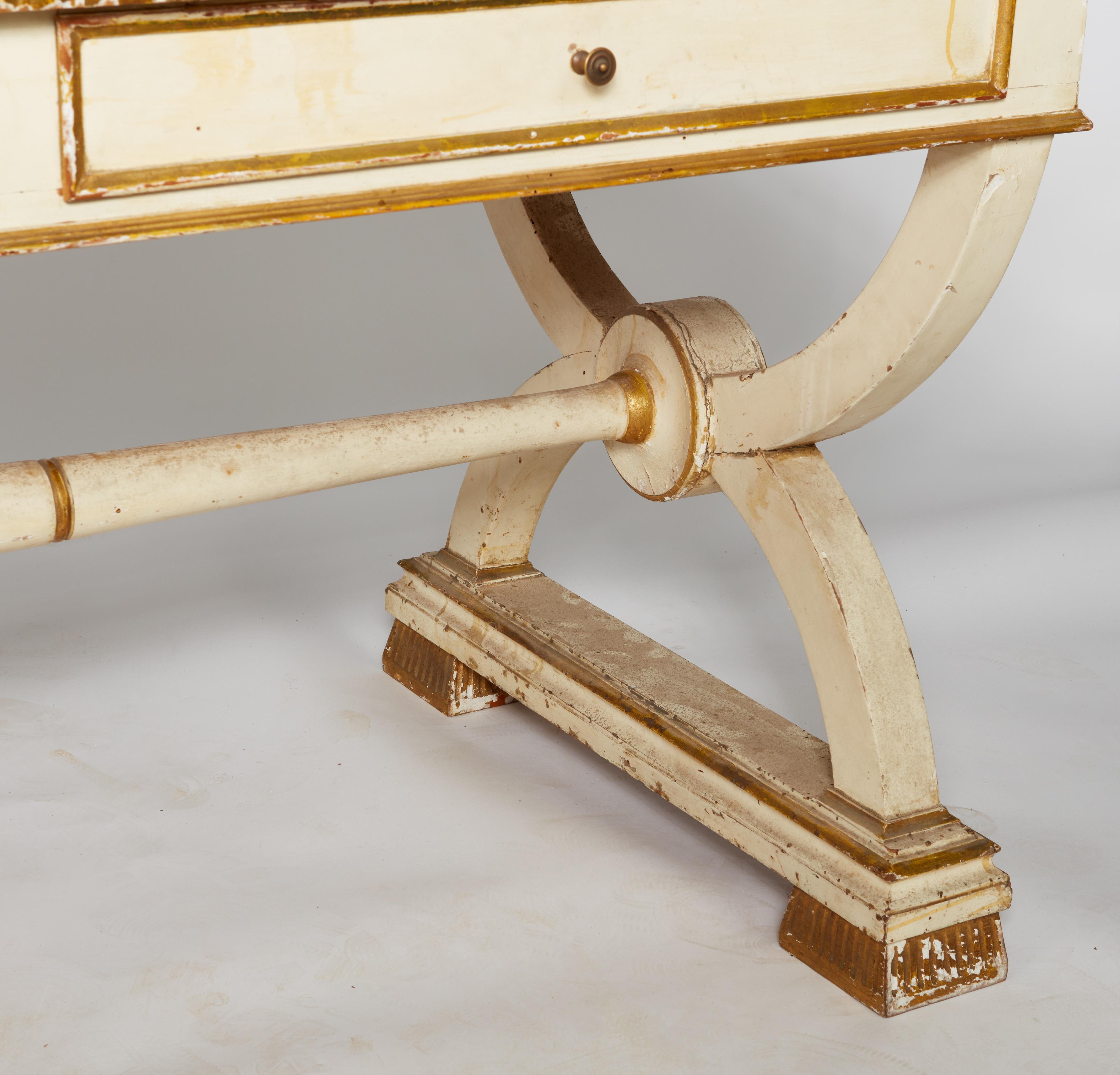 Italienisches Empire Gemalt und Paket vergoldet Bureau Plat (19. Jahrhundert) im Angebot