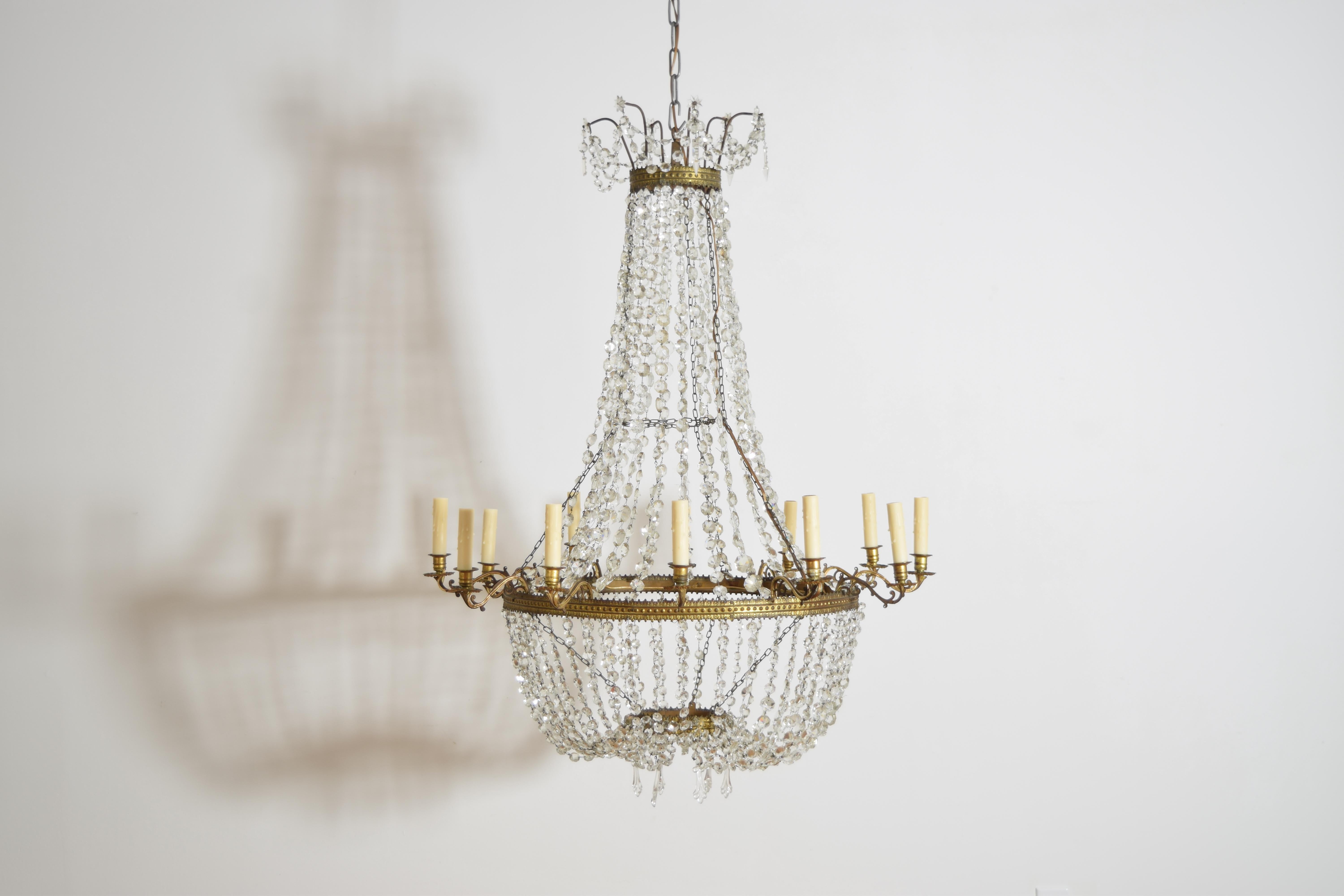 Doré Lustre à 12 lumières en métal coulé doré et verre de la période Empire italien, vers 1810 en vente