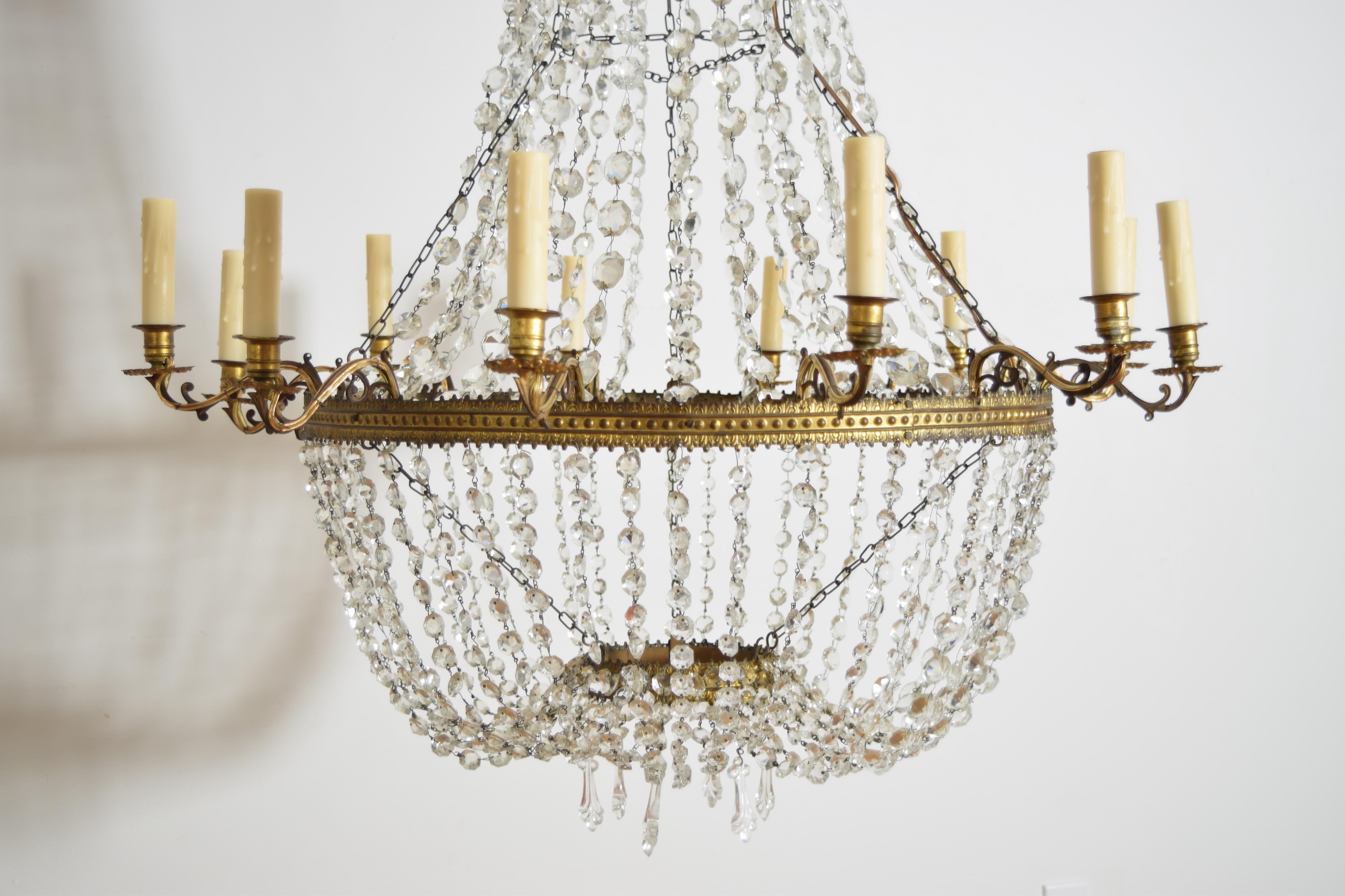 Lustre à 12 lumières en métal coulé doré et verre de la période Empire italien, vers 1810 en vente 1
