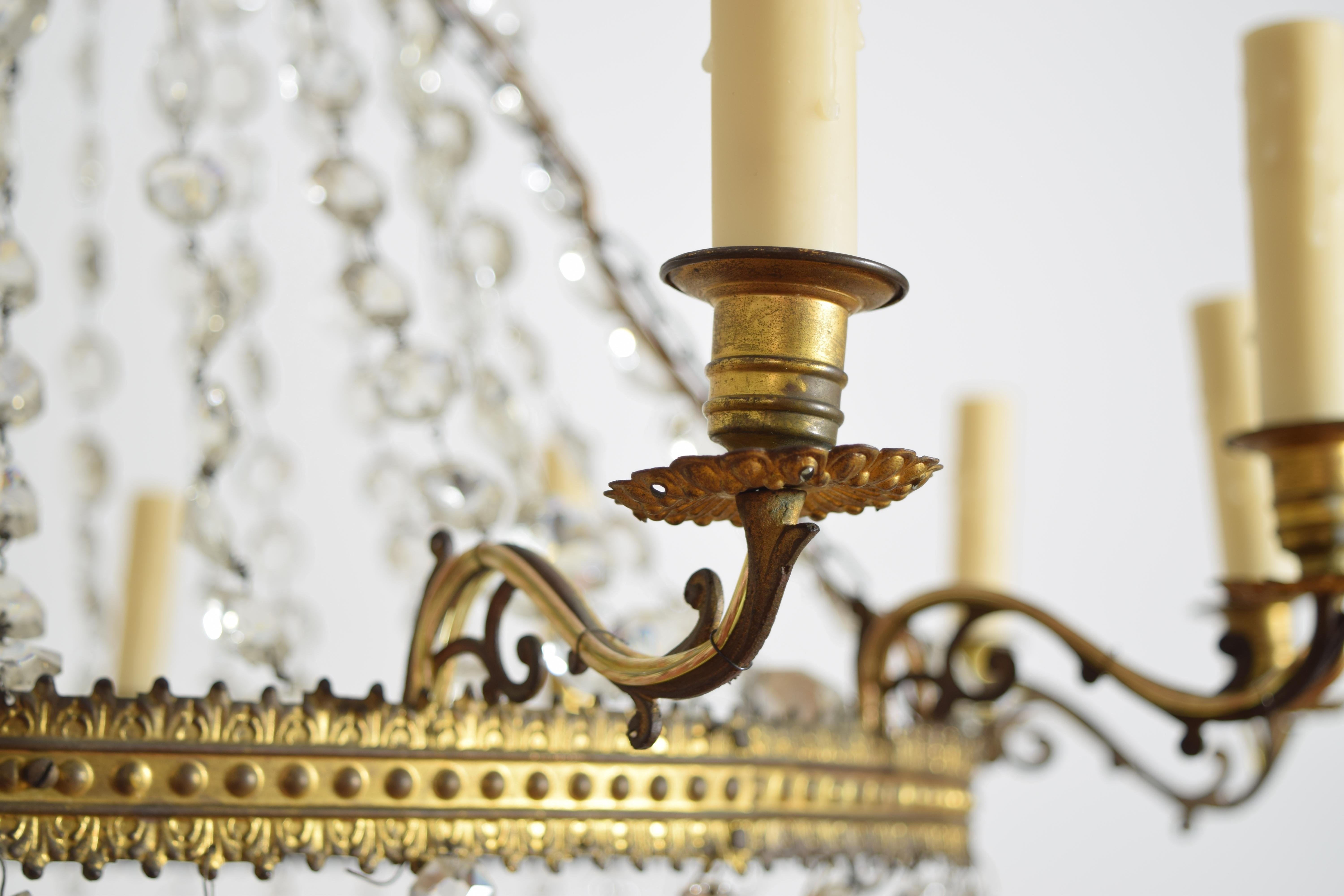 Lustre à 12 lumières en métal coulé doré et verre de la période Empire italien, vers 1810 en vente 2