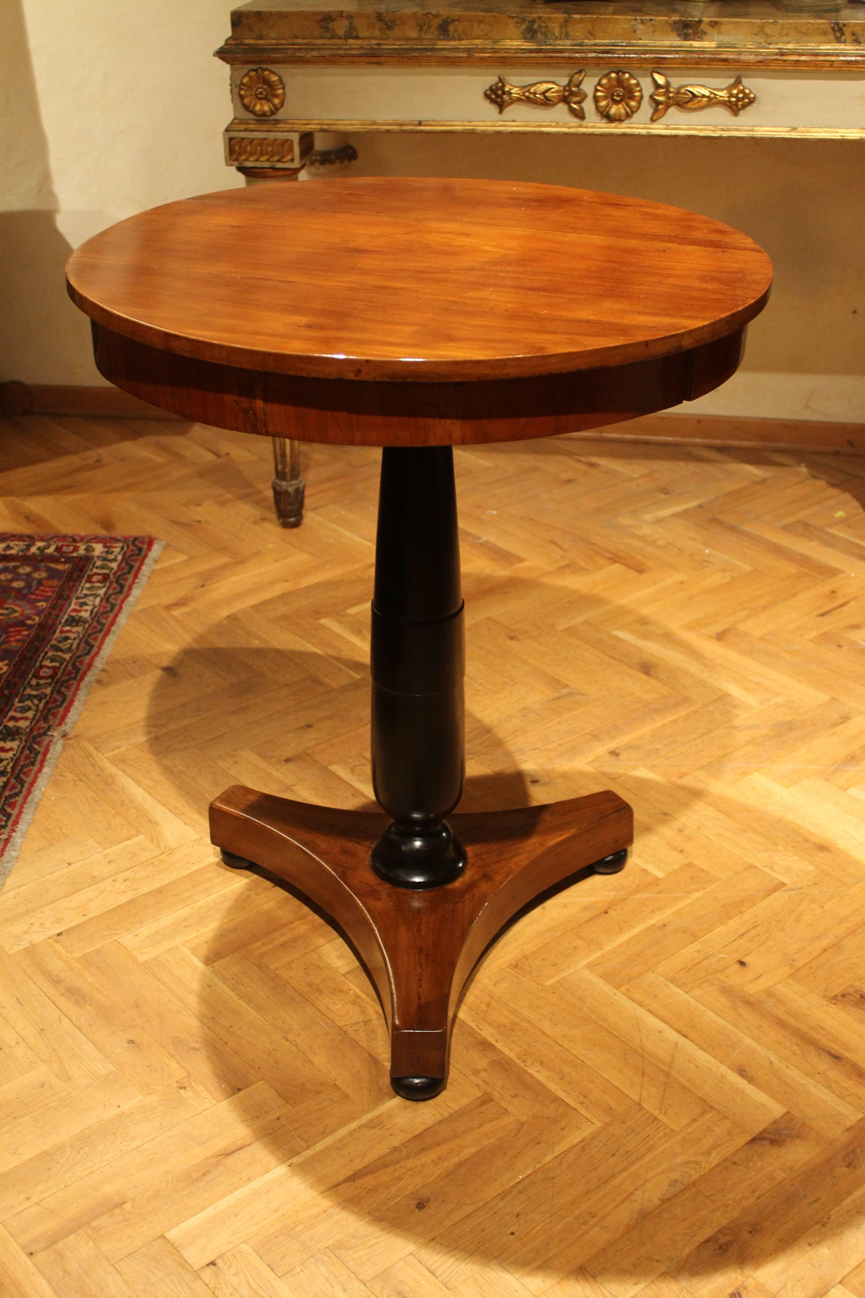 Italian Empire Period Round Pedestal Centre Table in Walnut and Ebonized Wood In Excellent Condition In Firenze, IT
