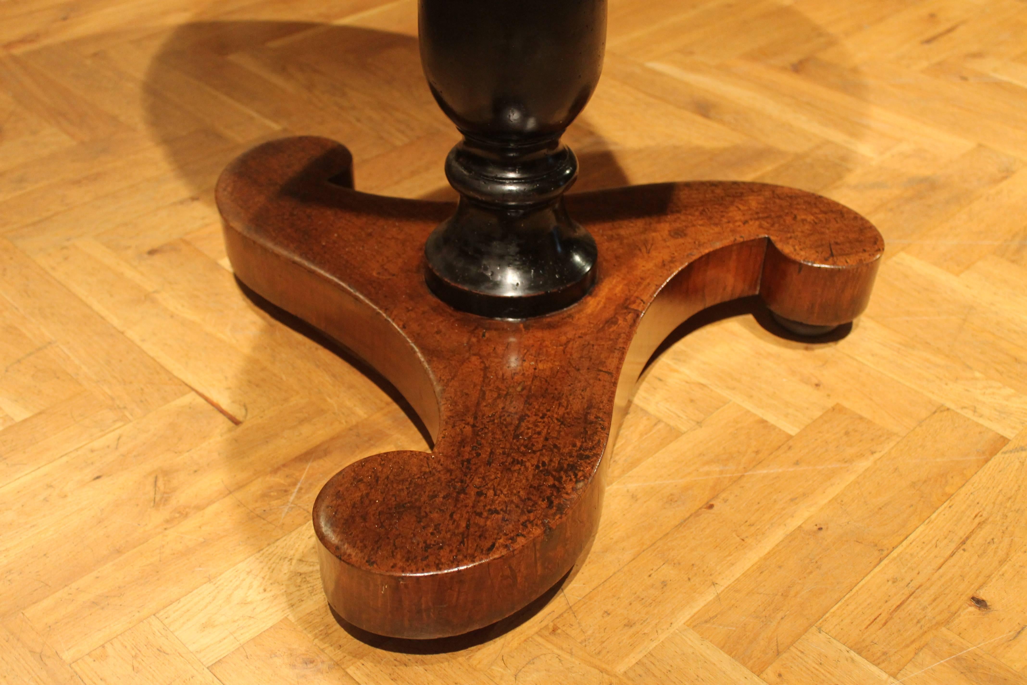 Italian Empire Period Round Pedestal Center Table in Walnut and Ebonized Wood In Excellent Condition In Firenze, IT