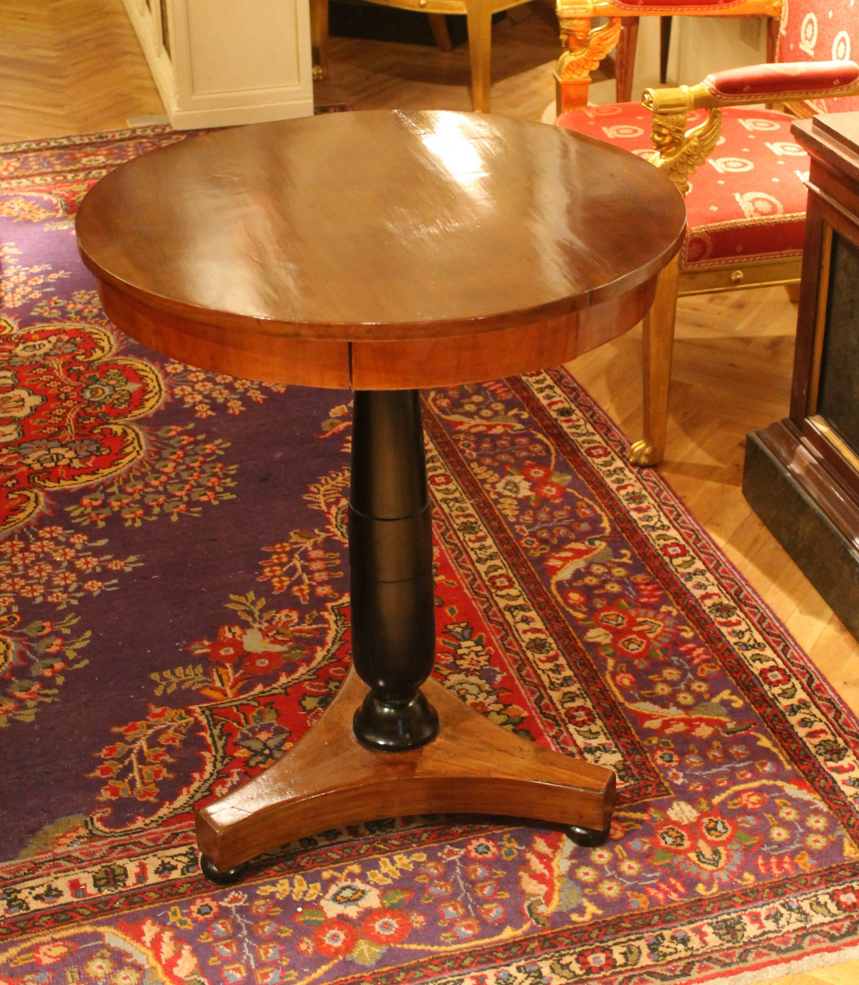 19th Century Italian Empire Period Round Pedestal Centre Table in Walnut and Ebonized Wood