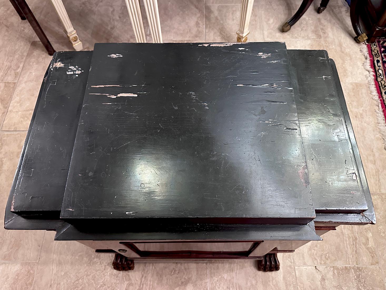 Ein italienischer Schrank aus den 1920er Jahren mit vergoldeten Details.

Abmessungen:
Höhe: 30
