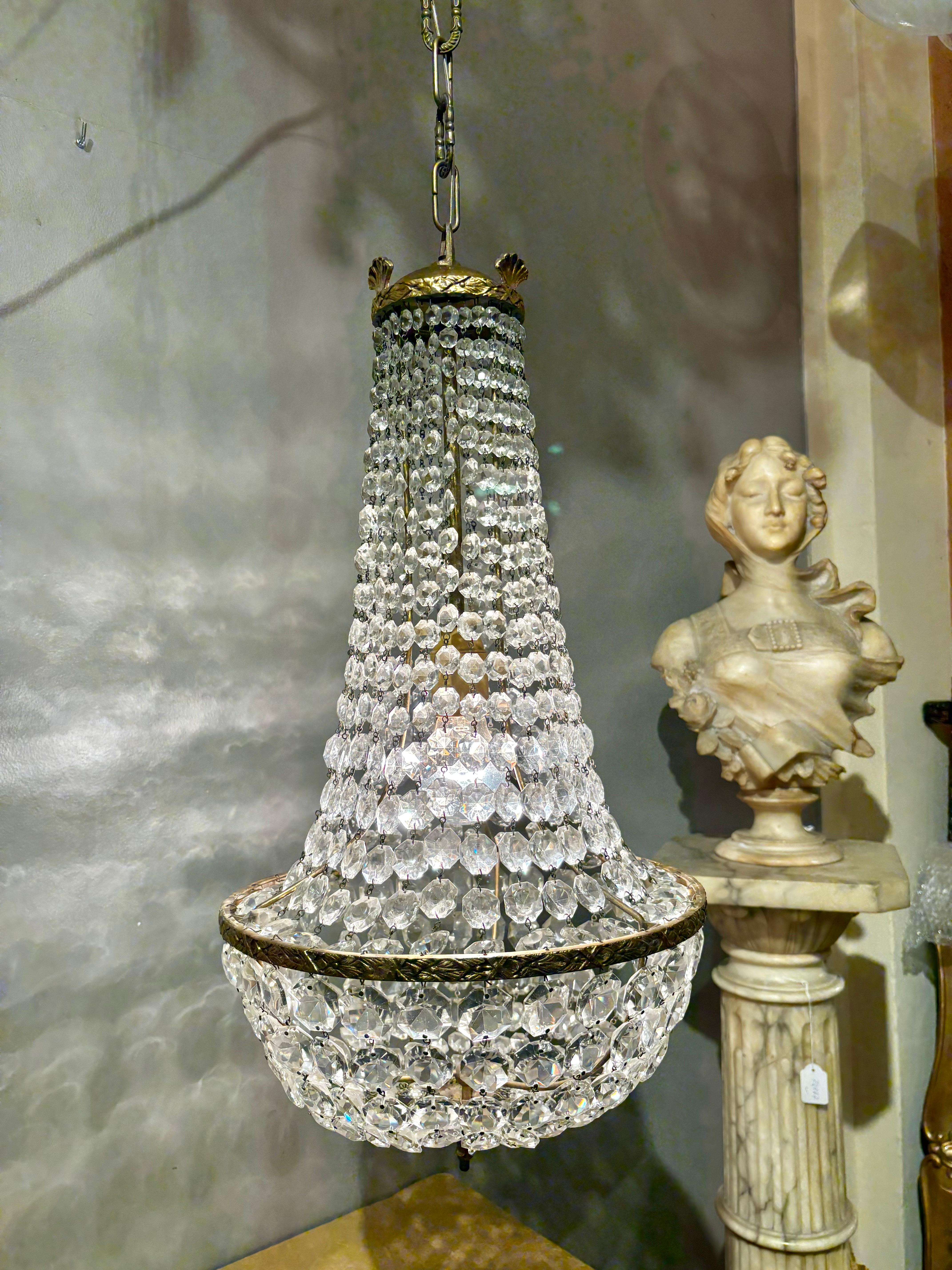 20ième siècle Lustre italien de style Empire en laiton doré et cristal de Bohème en vente