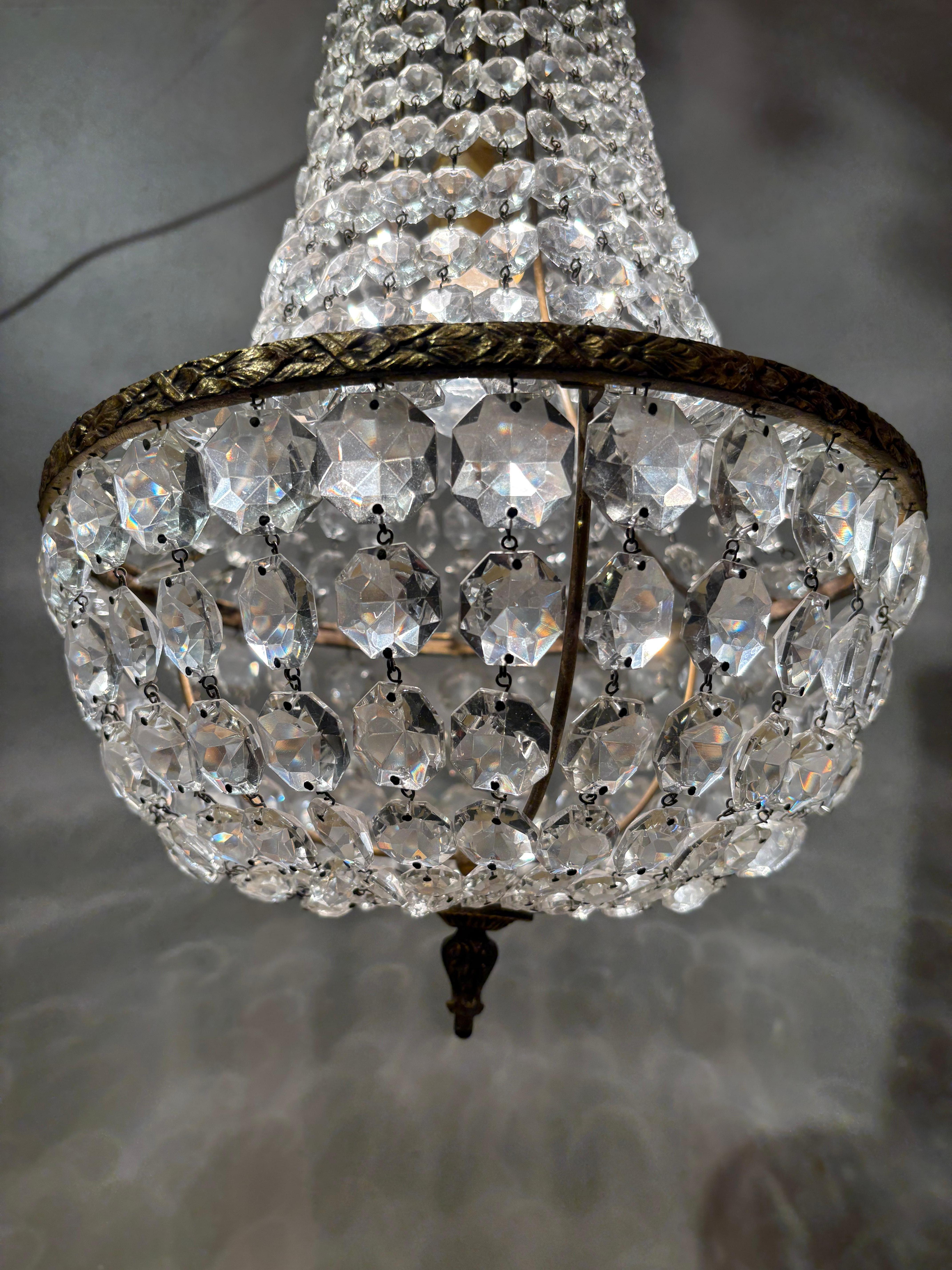 Laiton Lustre italien de style Empire en laiton doré et cristal de Bohème en vente