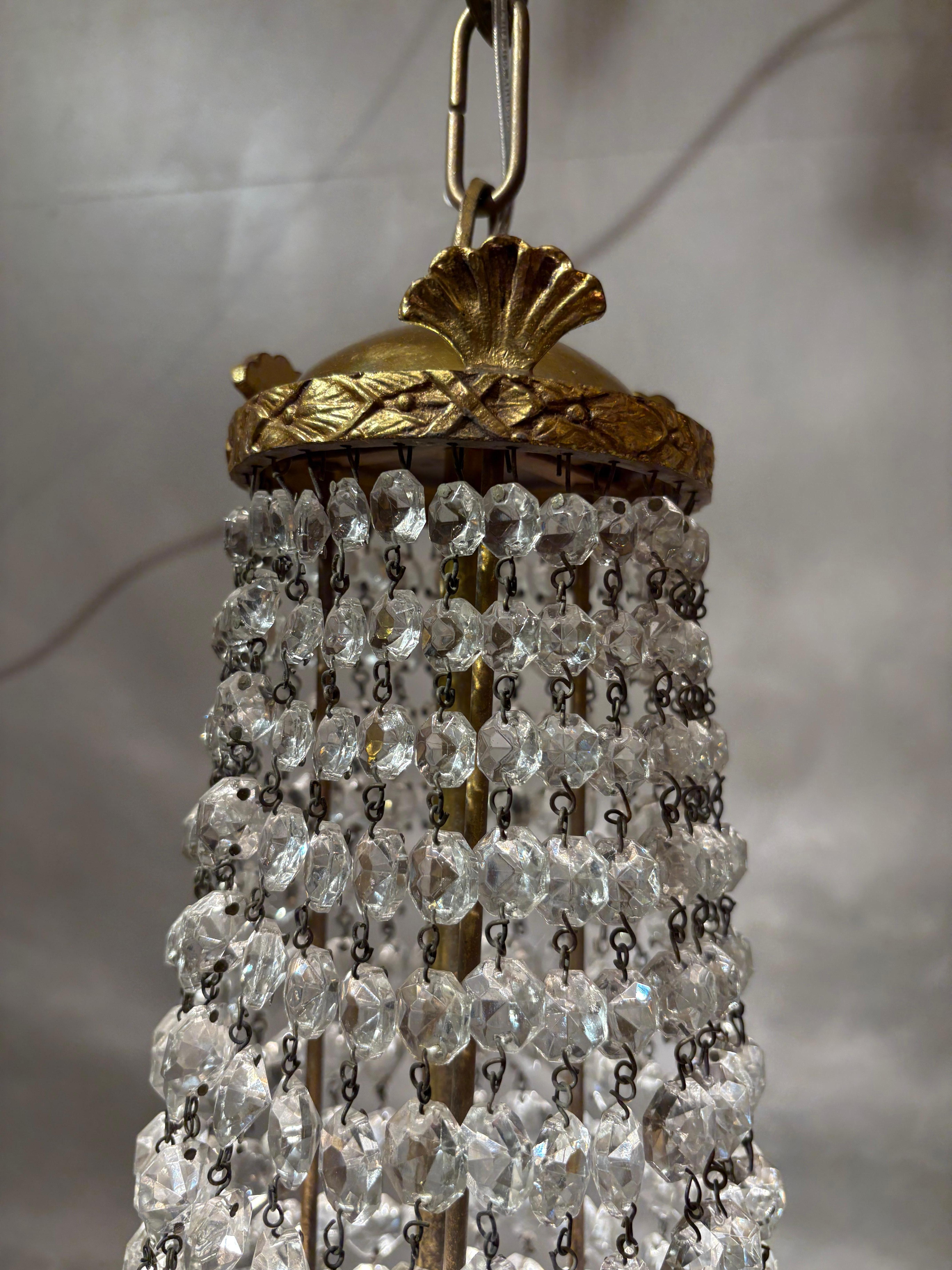 Lustre italien de style Empire en laiton doré et cristal de Bohème en vente 1