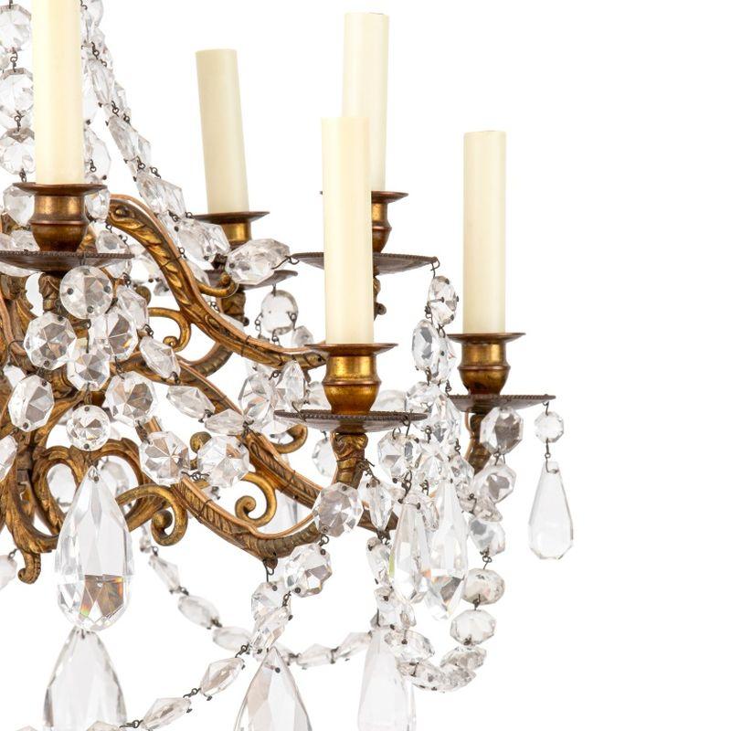 Lustre à dix lumières en métal doré de style Empire italien, avec un baldaquin suspendu en cristal et des guirlandes avec des accents de prisme en cristal en forme de goutte. 40