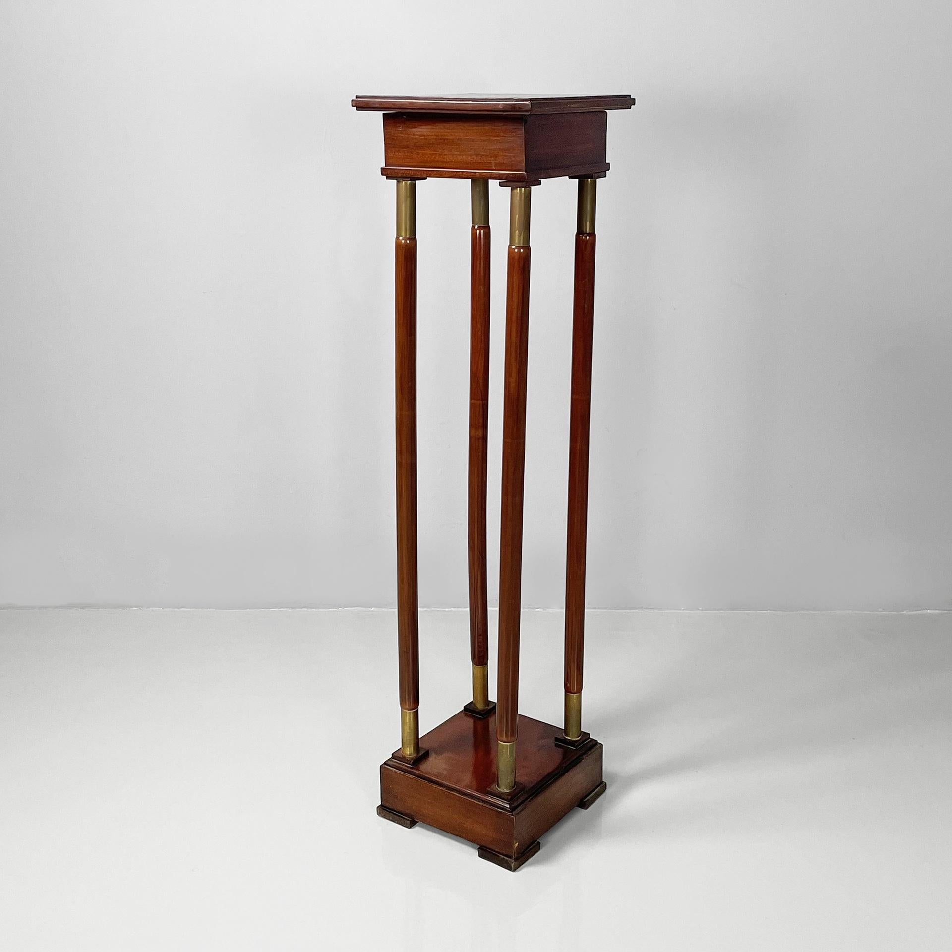 Italian Empire style pedestal in wood and brass, mid 1800s
Pedestal or display column with square top in wood. The top is supported by four round wooden strips with brass finishes at the ends. Square wooden base with square feet. Empire style.
Mid