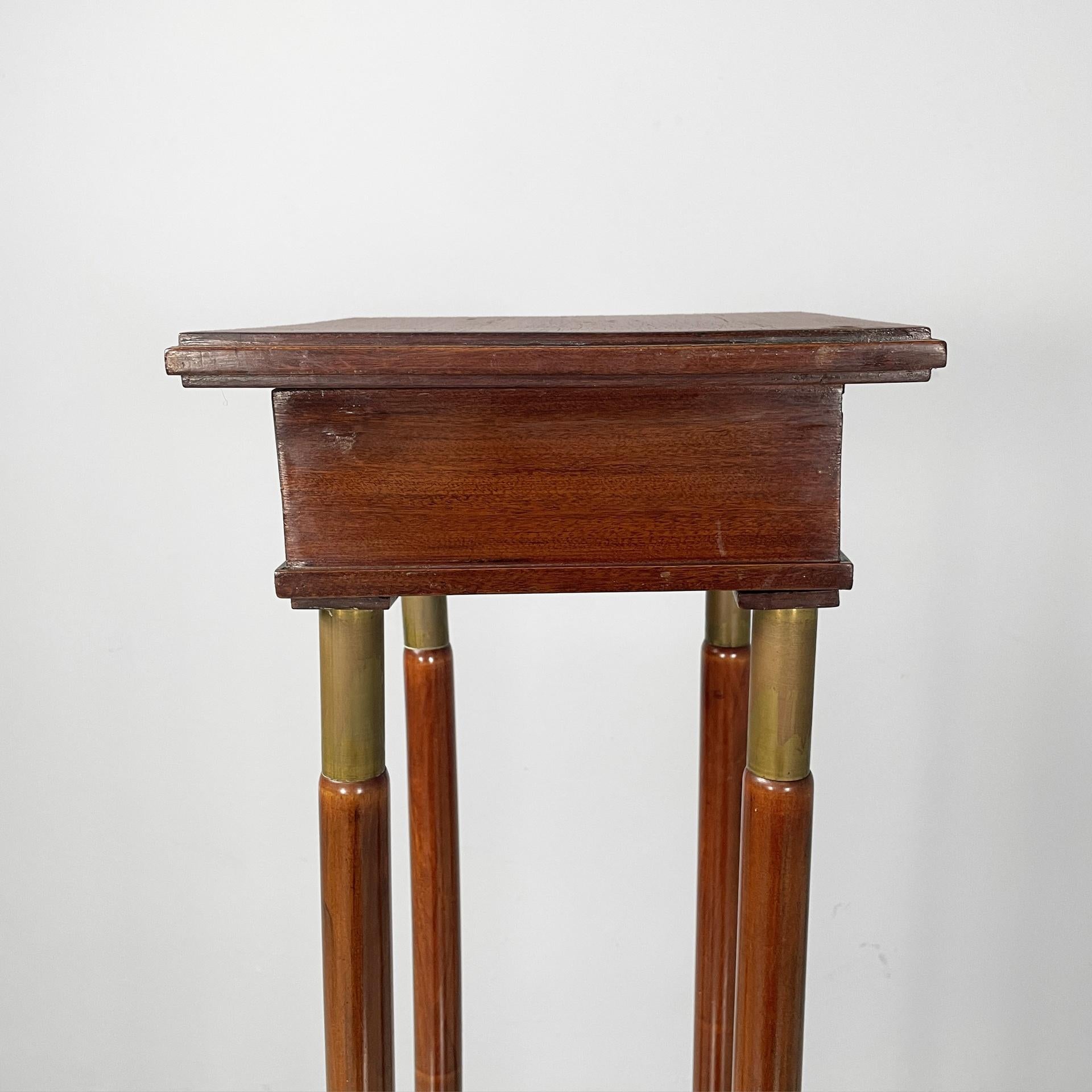Italian Empire style pedestal in wood and brass, mid 1800s In condizioni buone in vendita a MIlano, IT