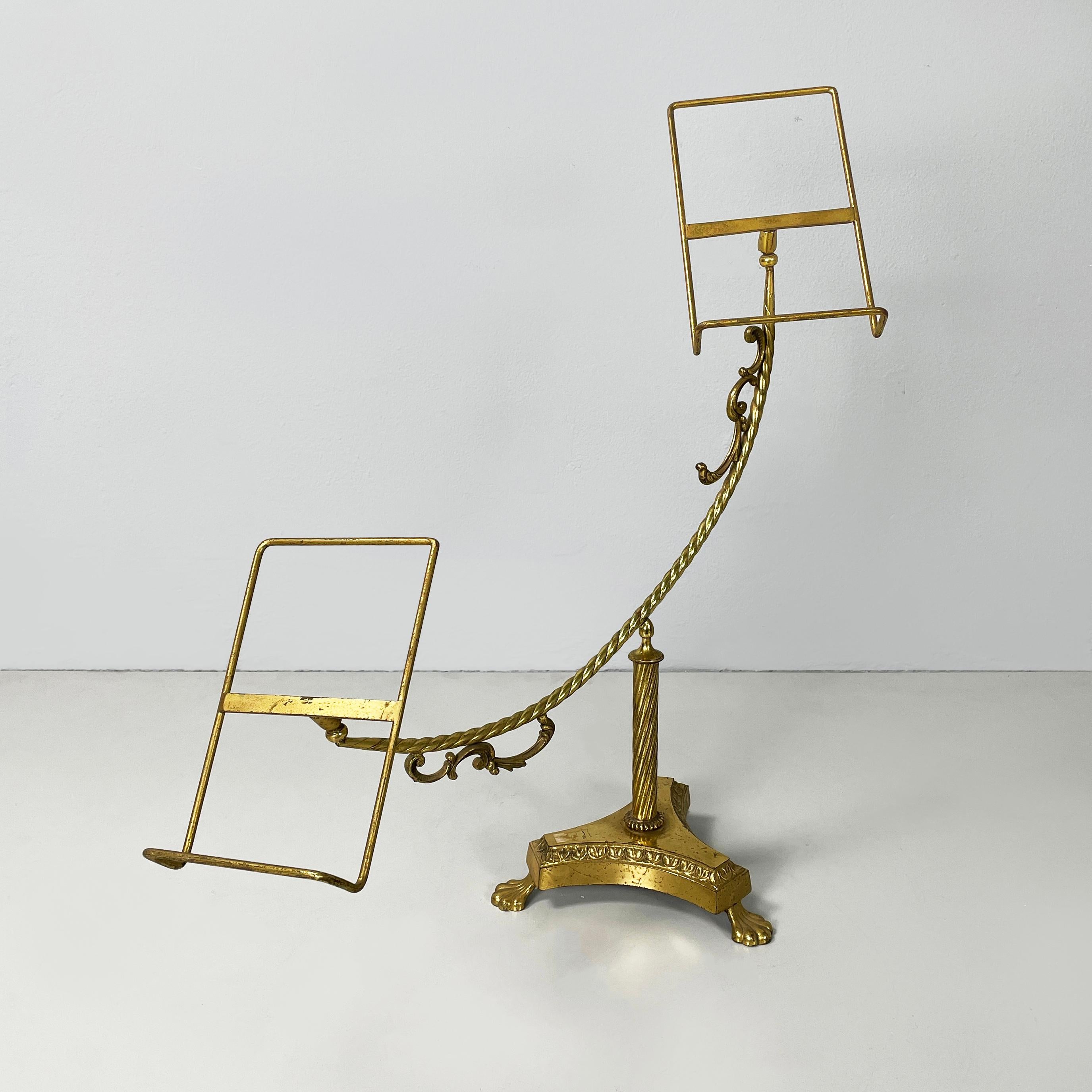 Soporte de mesa italiano de fina elaboración  latón y bronce, principios del siglo XX
Soporte de mesa con doble pantalla, de latón y bronce. Los dos expositores de varillas de latón son ajustables. La estructura es de varilla de latón trabajada. La
