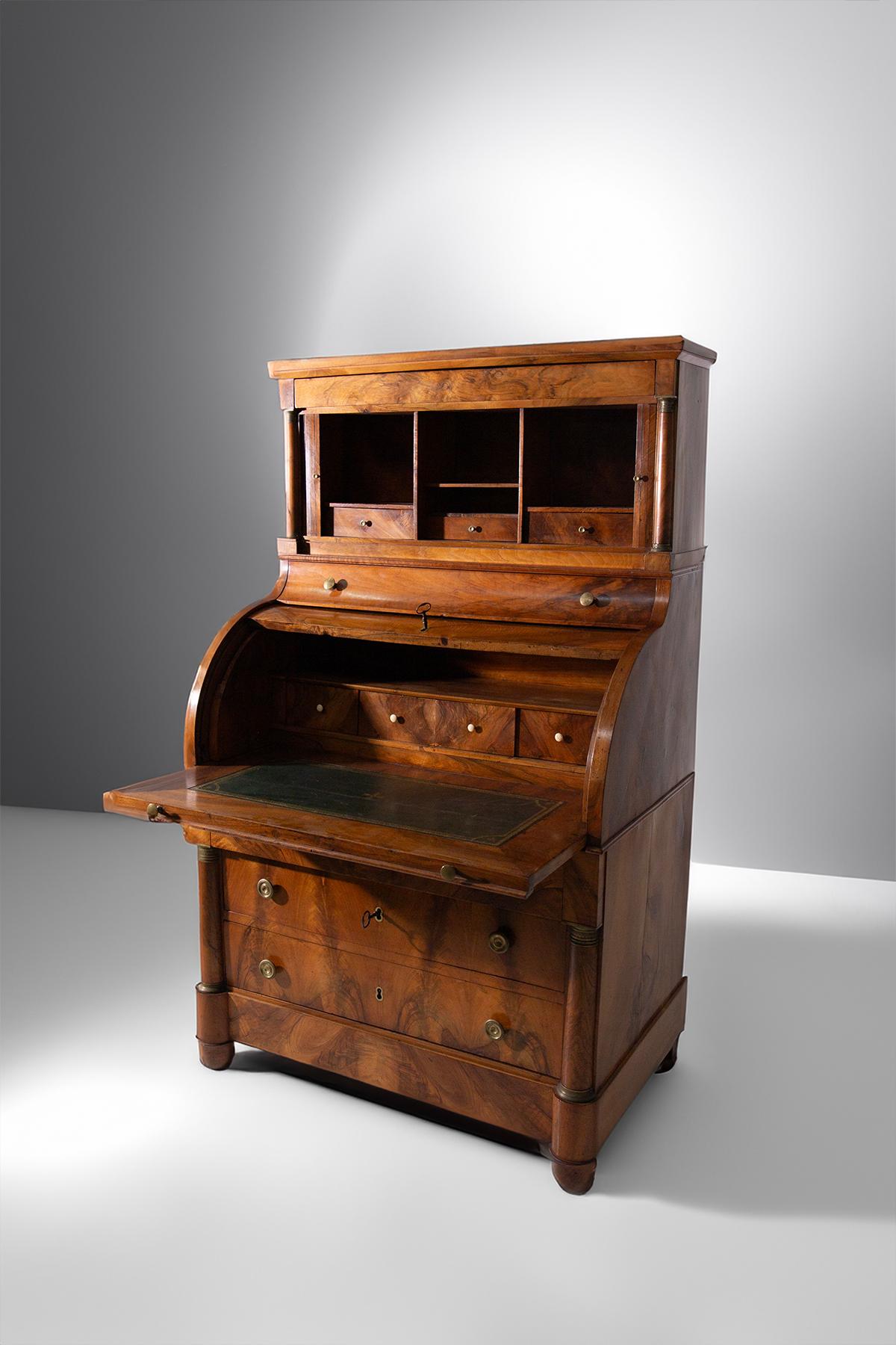 Este Trumeau italiano de principios del Imperio es una auténtica obra maestra de elegancia y misterio, magistralmente elaborada en madera de pluma de burl, conocida por su fascinante veteado que evoca la nobleza y el lujo de tiempos pasados. La