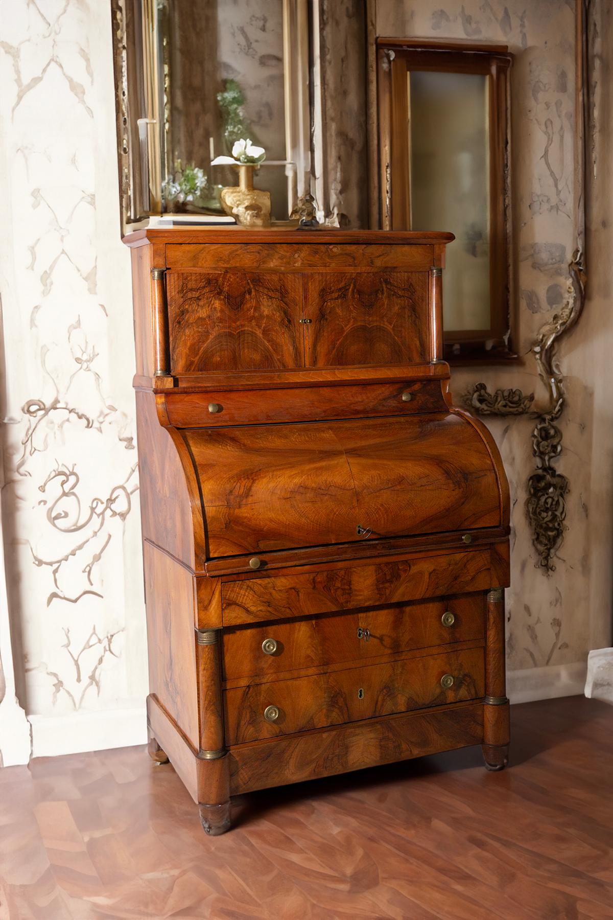 Trumeau Imperio Italiano en madera de brezo y latón con secretos Early 19th Century en venta