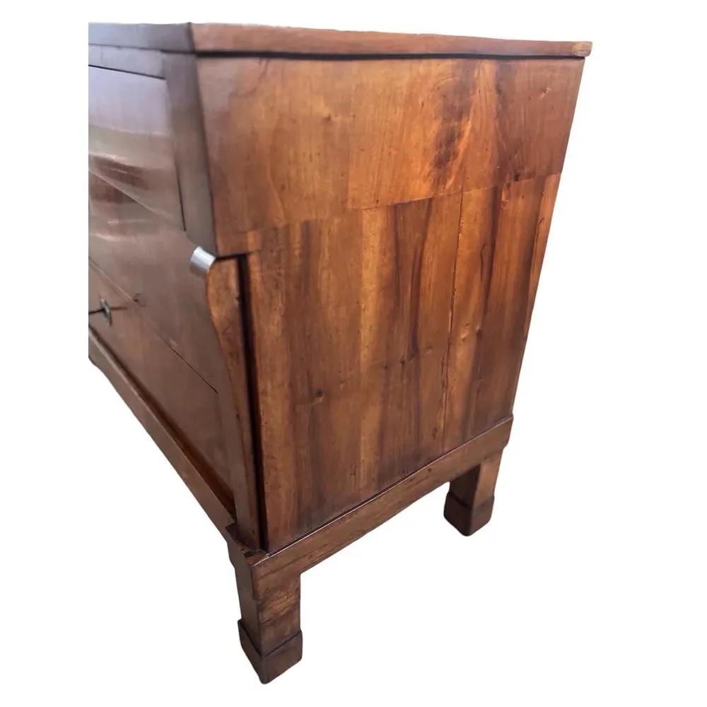 Italienische Empire-Kommode aus Nussbaumholz / Kommode mit Schubladenschrank, 19. Jahrhundert (Handgeschnitzt) im Angebot