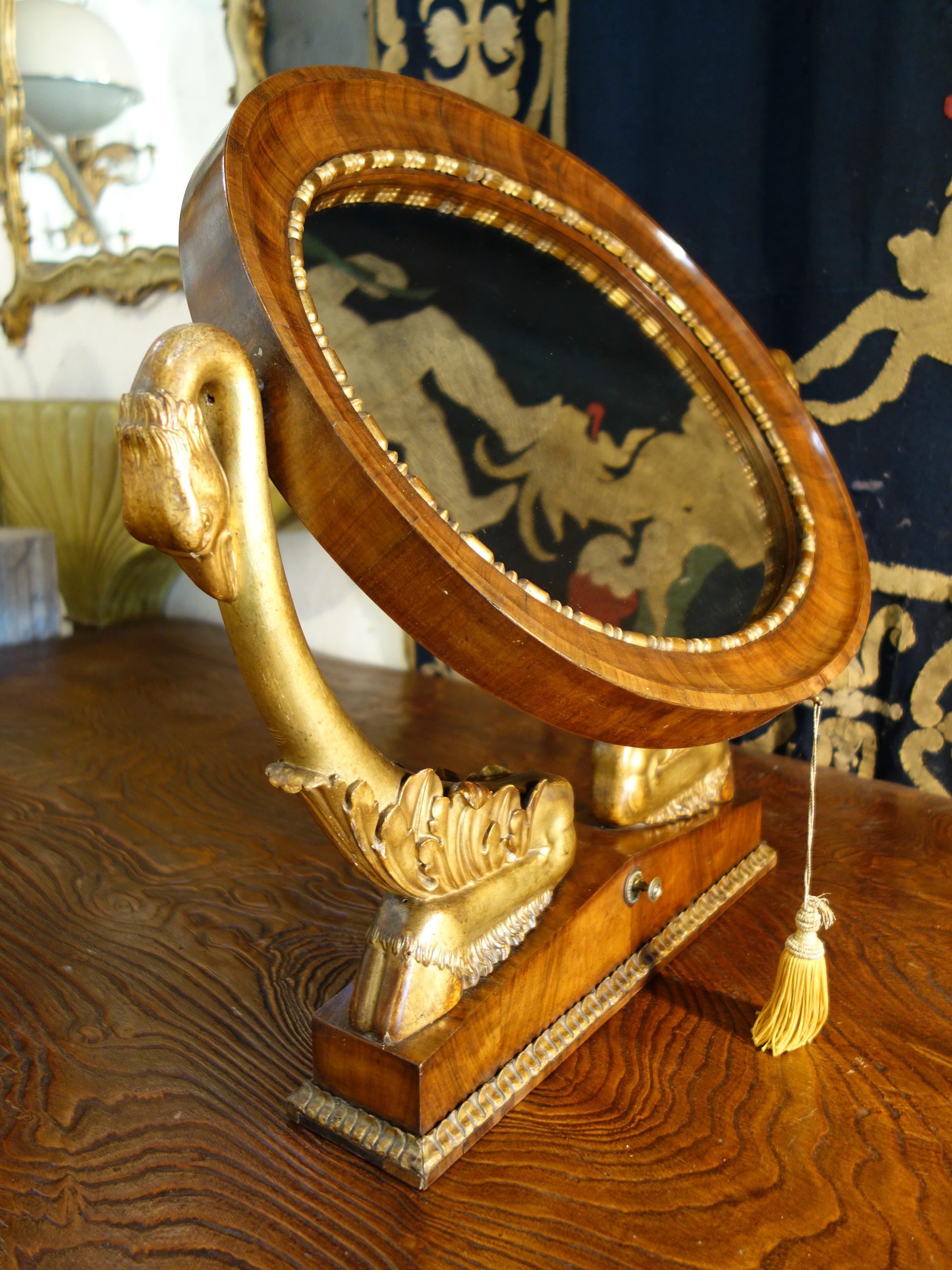Italienischer Empire- Psyche-Tischspiegel aus Nussbaumholz mit vergoldeten Schwanen und Ebenholz-Intarsien im Angebot 1