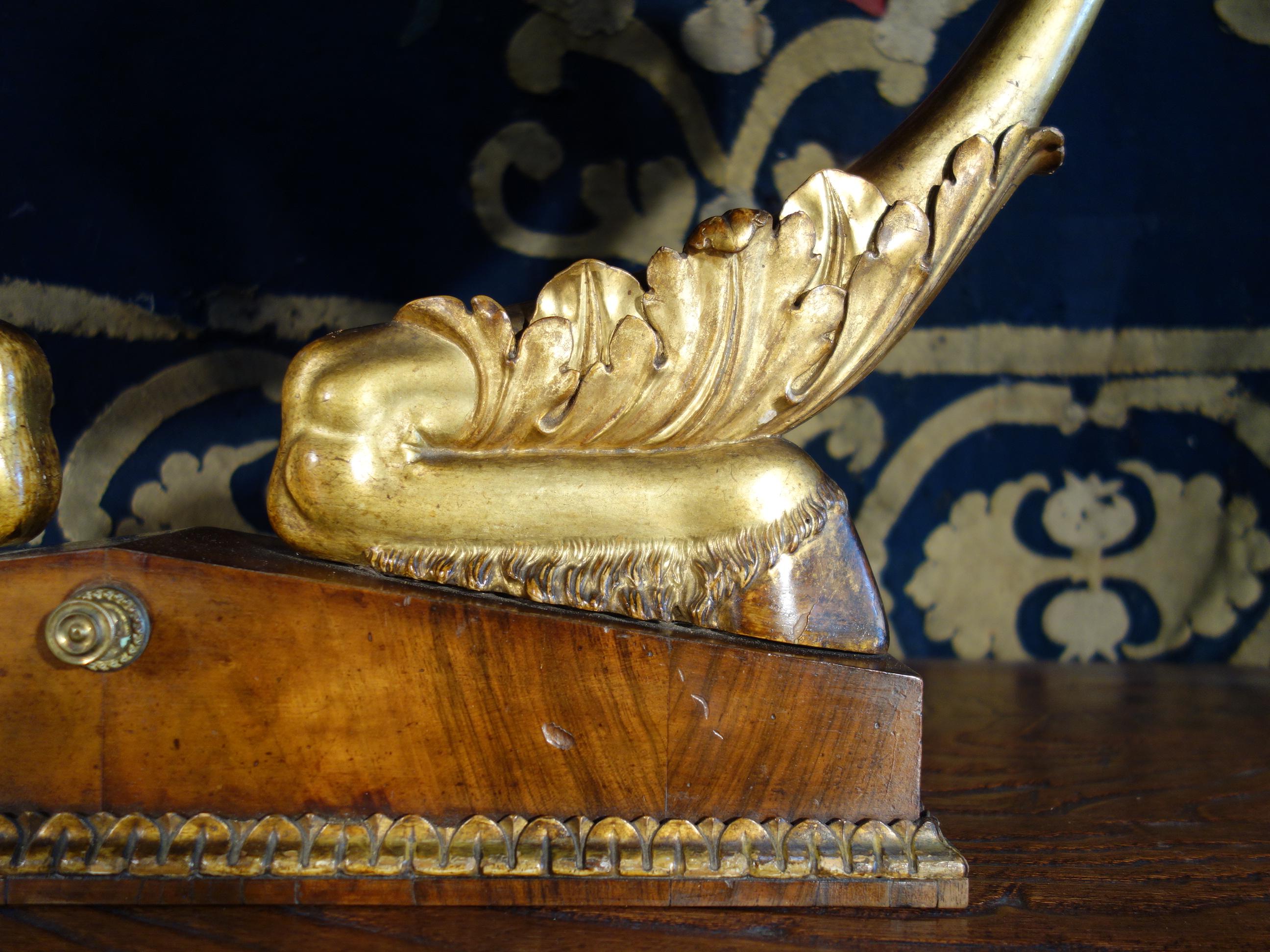 Miroir de table psychédélique Empire italien en noyer avec cygnes dorés et incrustation d'ébène en vente 1