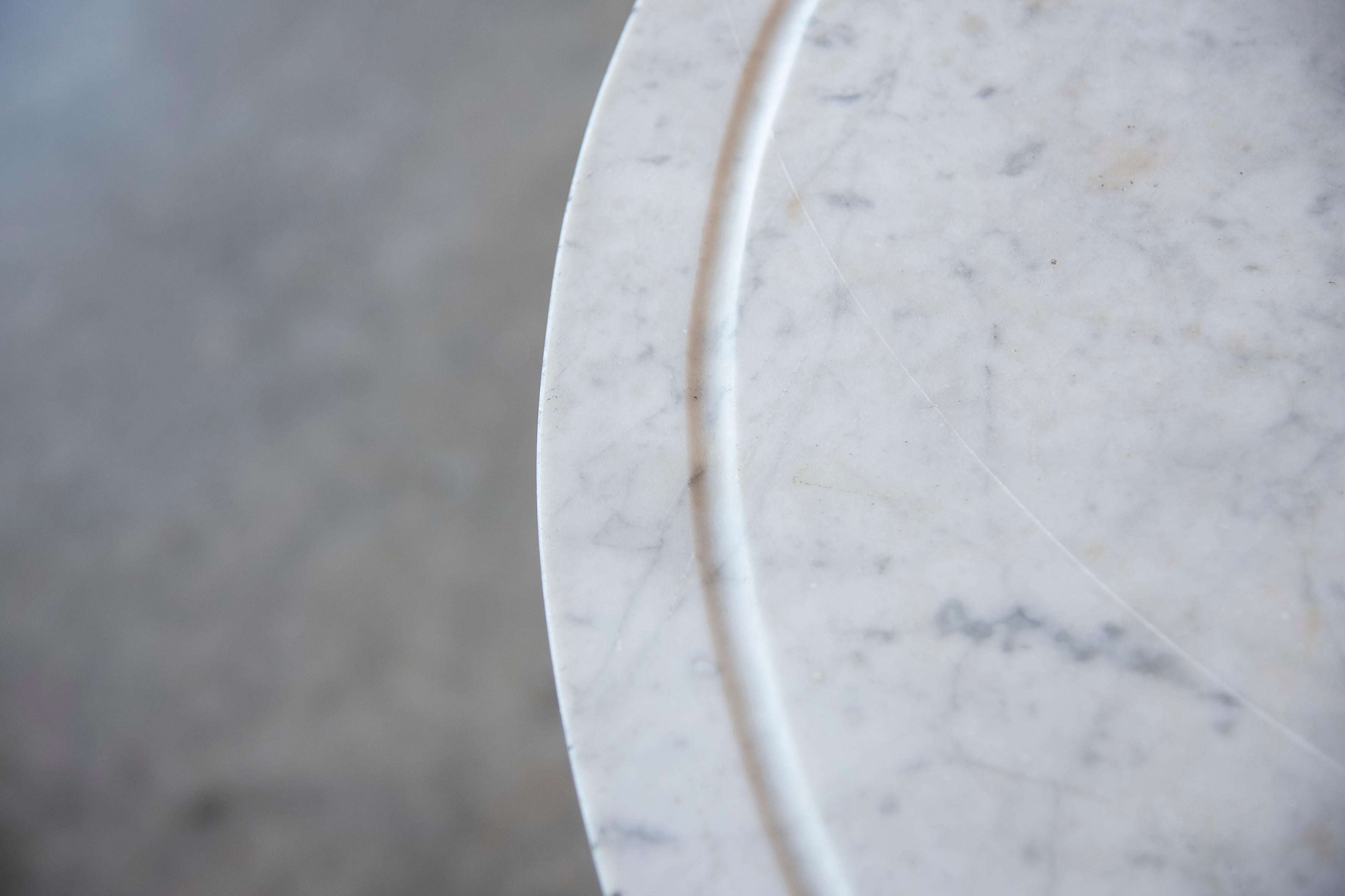 Französischer Empire-Couchtisch aus abgerundetem Nussbaumholz und weißem Marmor mit Carrara-Platte im Angebot 5