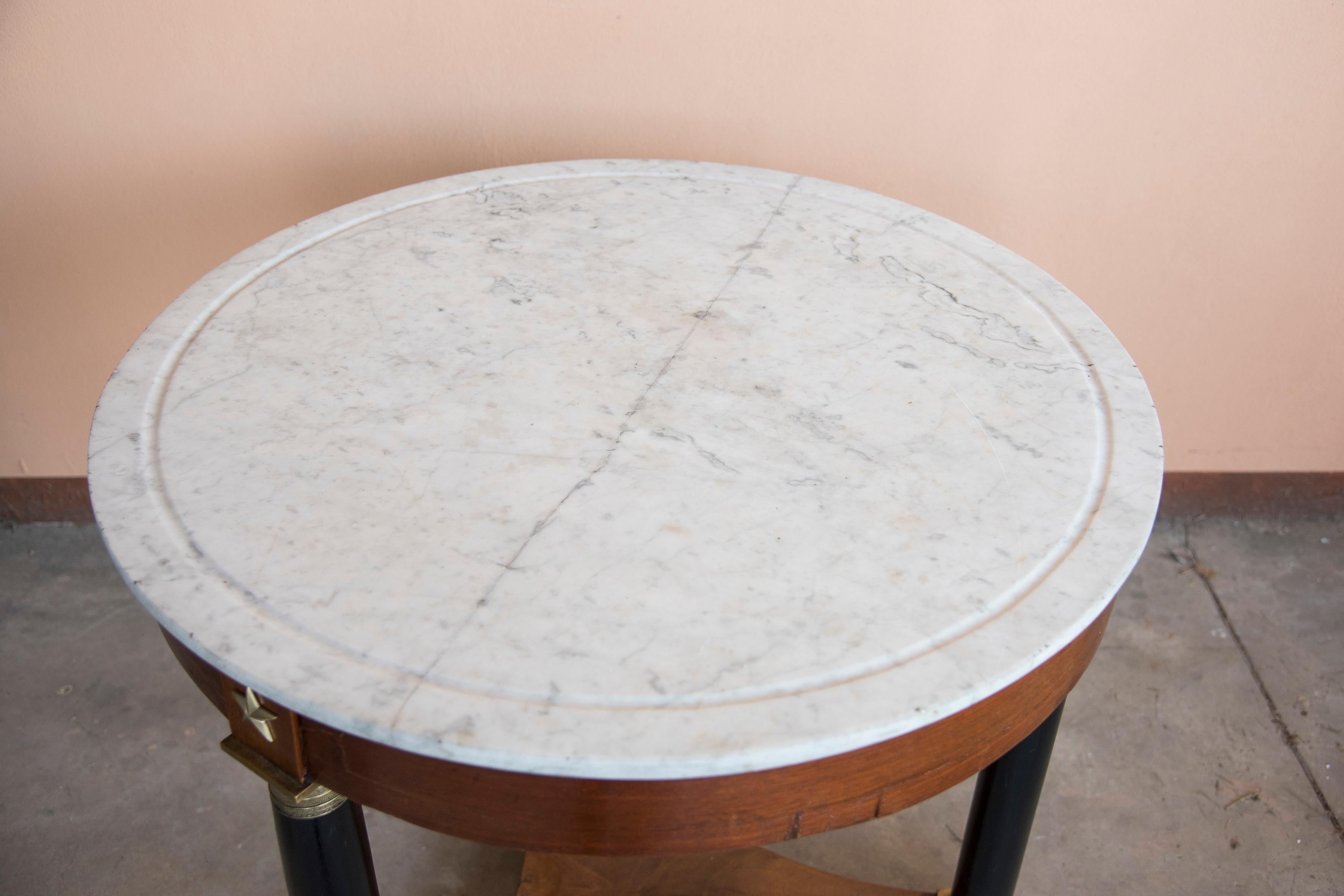 Französischer Empire-Couchtisch aus abgerundetem Nussbaumholz und weißem Marmor mit Carrara-Platte im Angebot 7