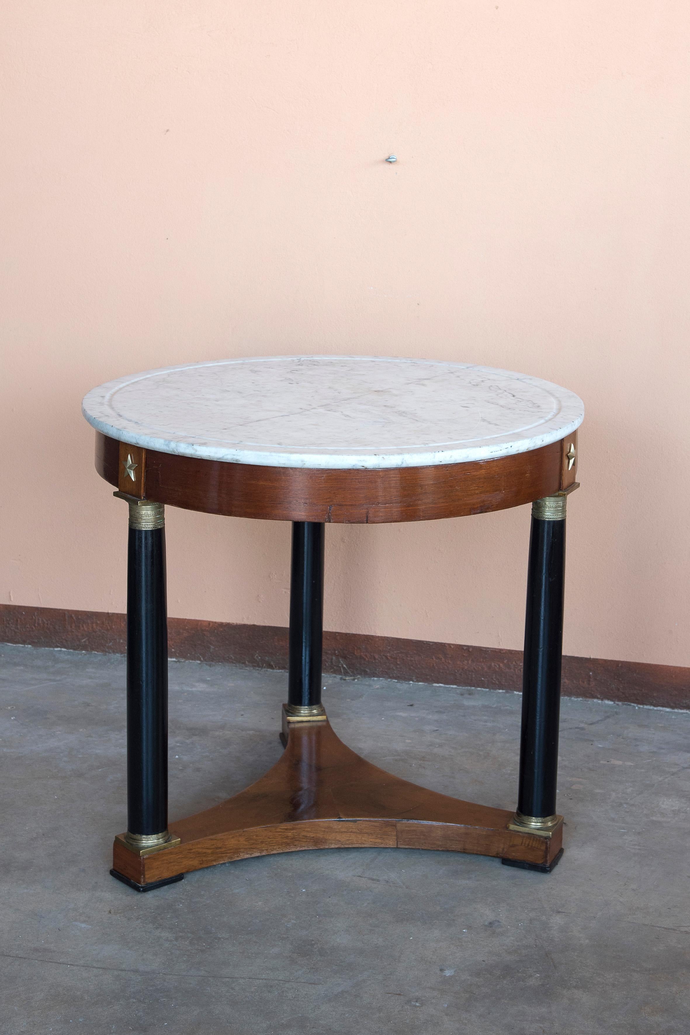 Französischer Empire-Couchtisch aus abgerundetem Nussbaumholz und weißem Marmor mit Carrara-Platte (Italienisch) im Angebot