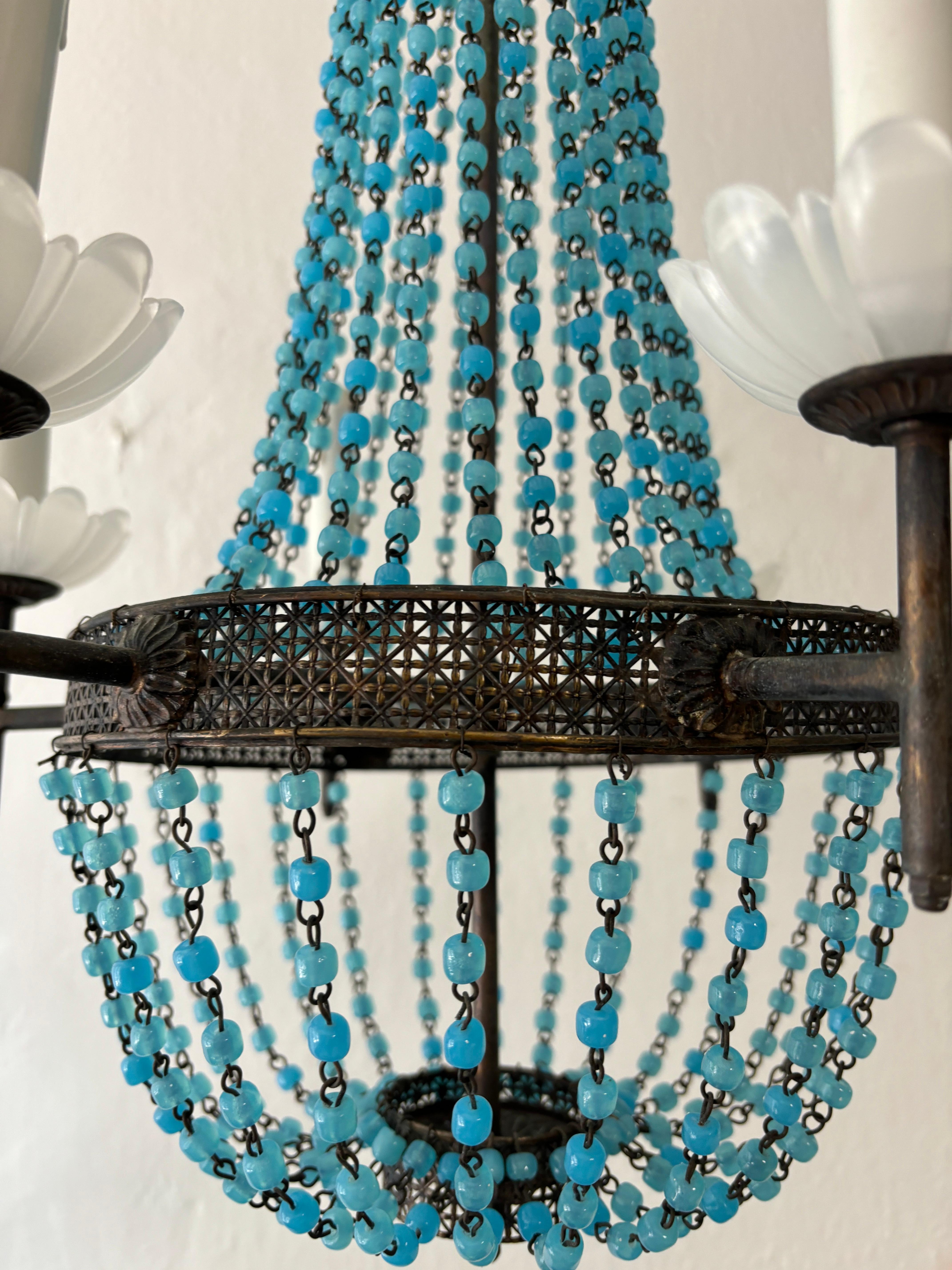 Italienischer Empire-Kronleuchter aus weißem Murano mit blauen Opalperlen und Perlen, um 1920 (Muranoglas) im Angebot