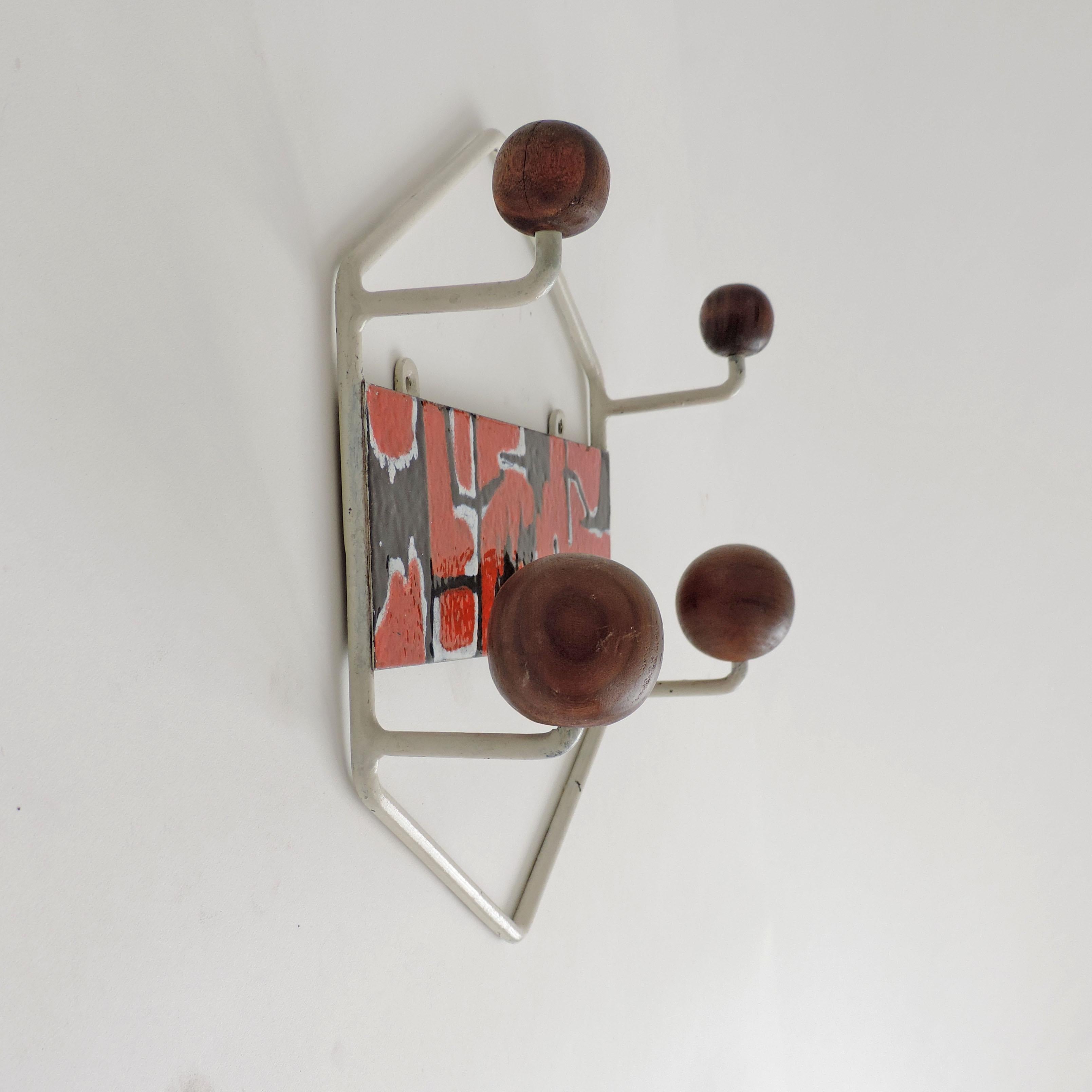 Italian Enamel Decorated Wall Coat Hanger, 1960s In Good Condition For Sale In Milan, IT