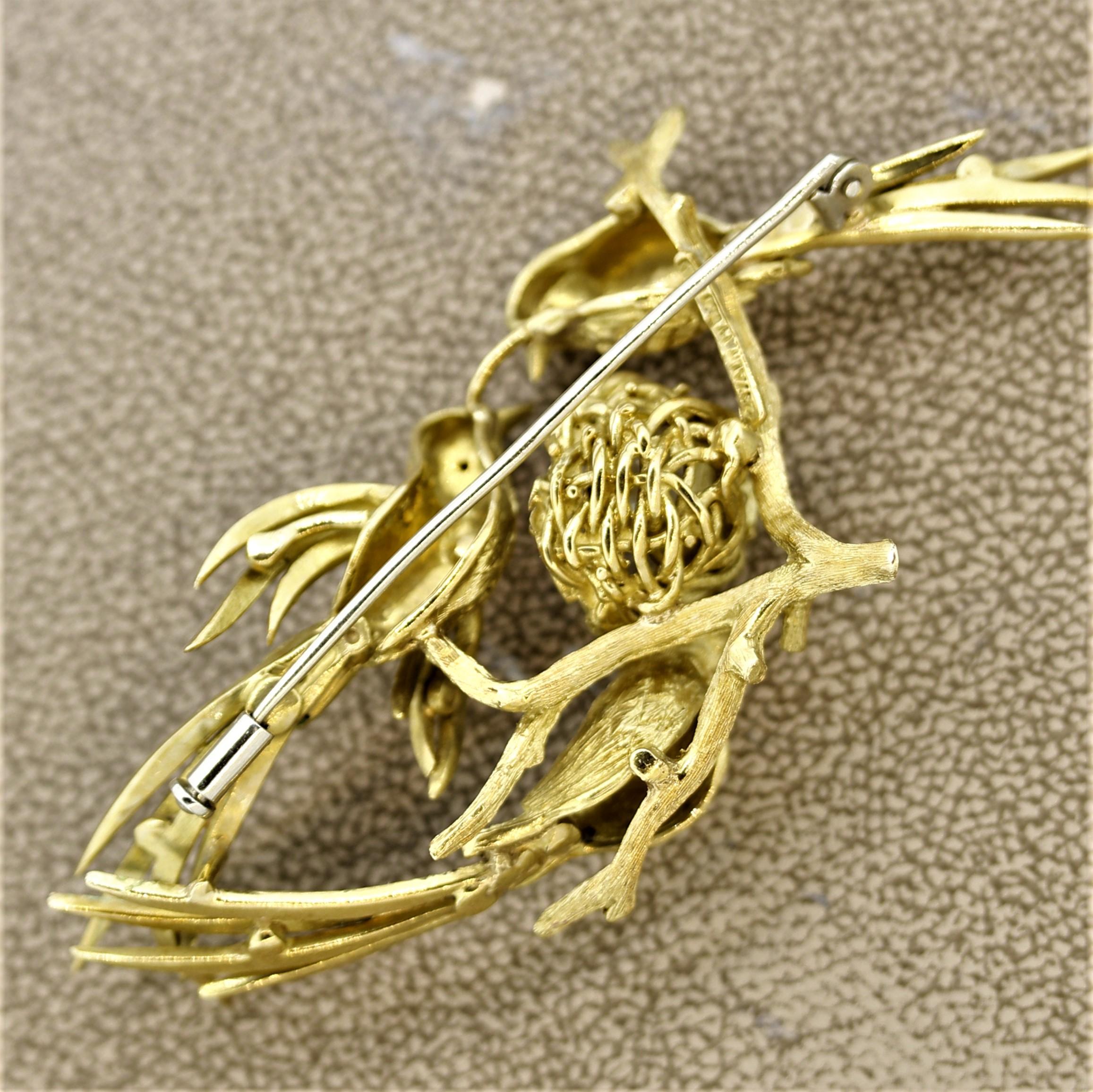 Taille ronde Broche italienne nid d'oiseaux en or, émail et perles de rocaille en vente