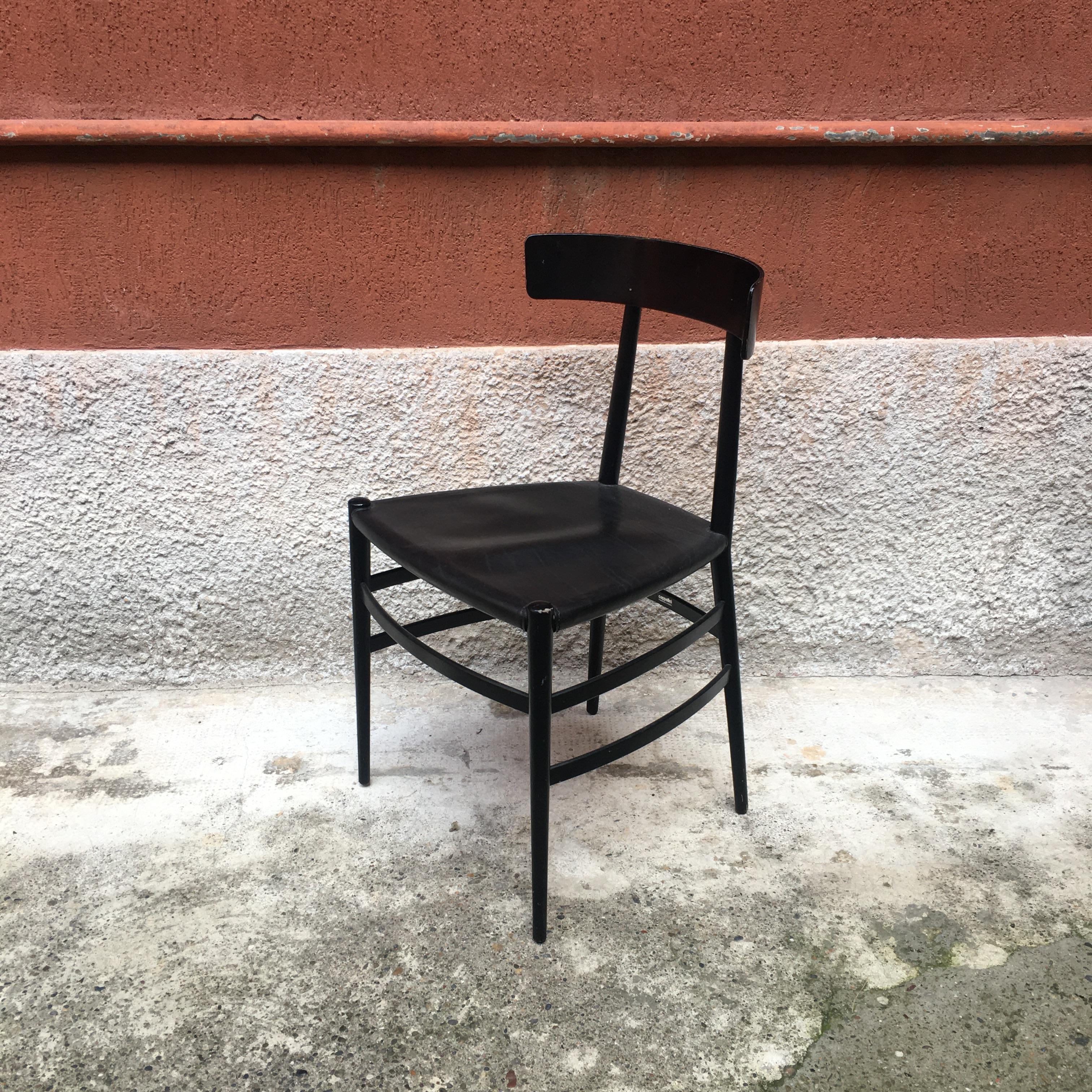 Italian enameled black chair by Cappellini, 1980s
Chair with black enameled wood structure, back and sides curved on each side and leather seat
Produced by Cappellini, 1980s.