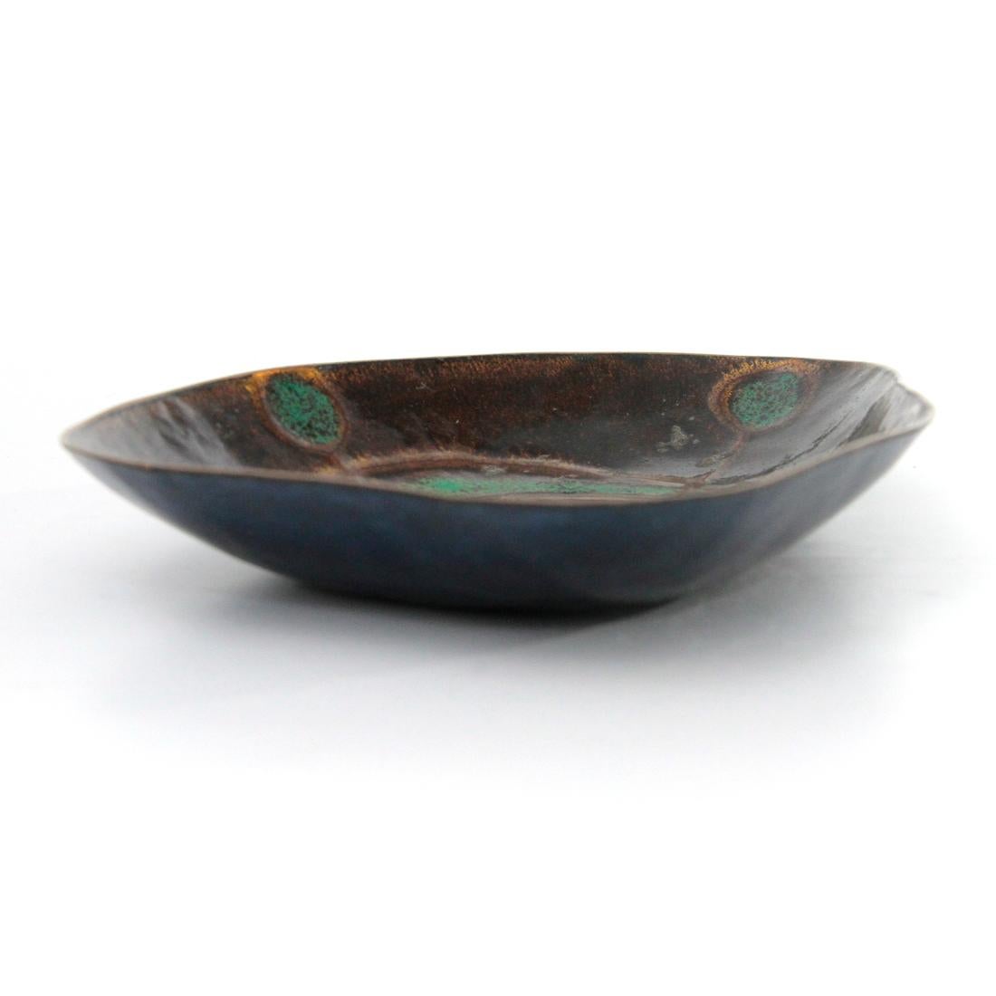 Enameled copper bowl of Italian manufacture produced in the 1960s.
Inner surface glazed in brown and green.
External surface glazed in blue.
Good general conditions, some signs due to normal use over time.

Dimensions: Length 14 cm, depth 11