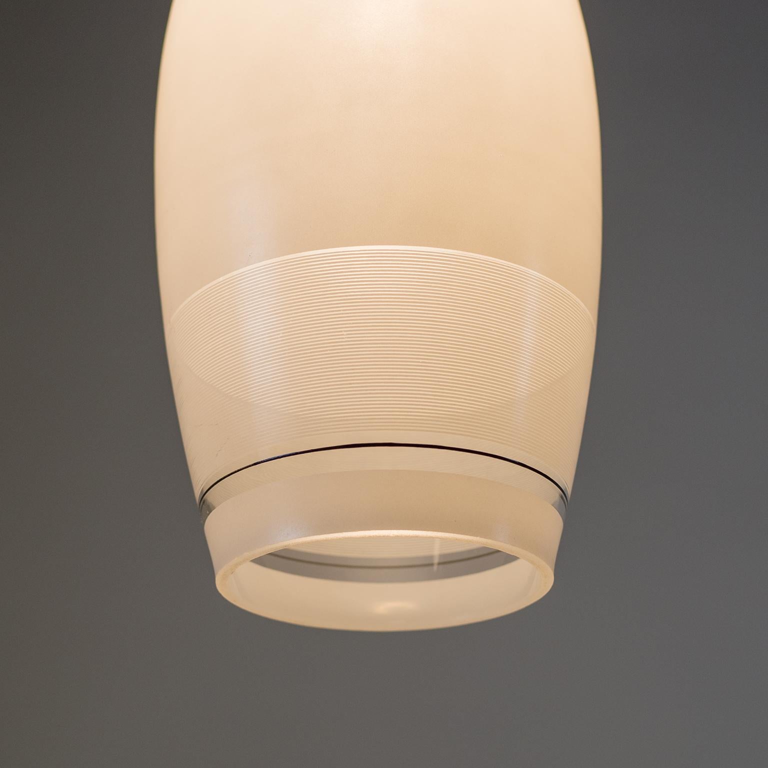 Lampe à suspension italienne en verre émaillé, vers 1960 en vente 3