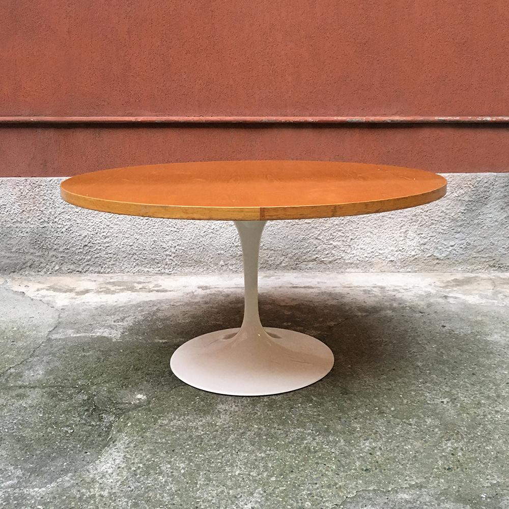 Italian enameled metal and oak rounded tulip table, 1960s
Round table with top in solid oak and base in glossy white enameled metal, marked Knoll
Very good condition.