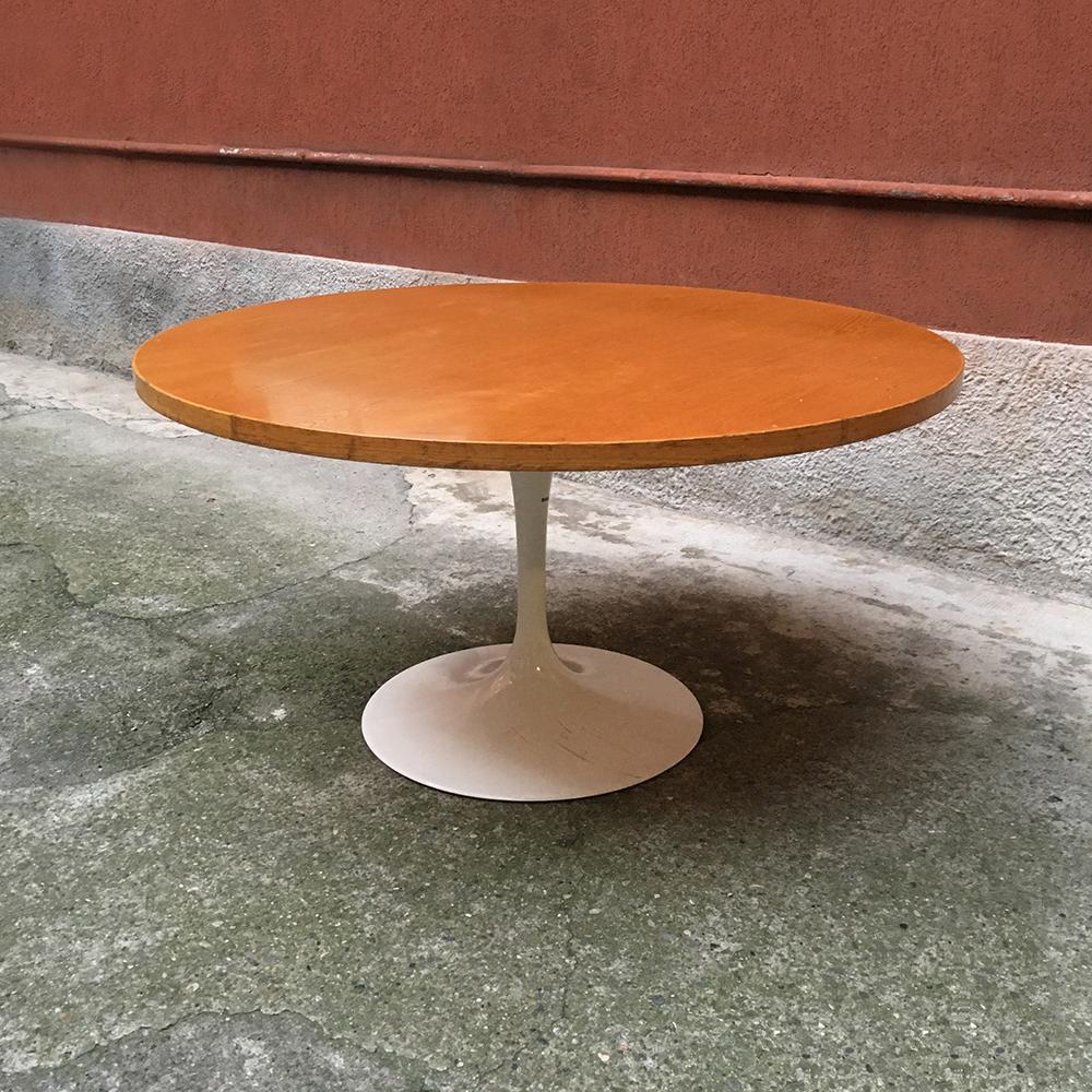 Mid-Century Modern Italian Enamelled Metal and Oak Rounded Tulip Table, 1960s