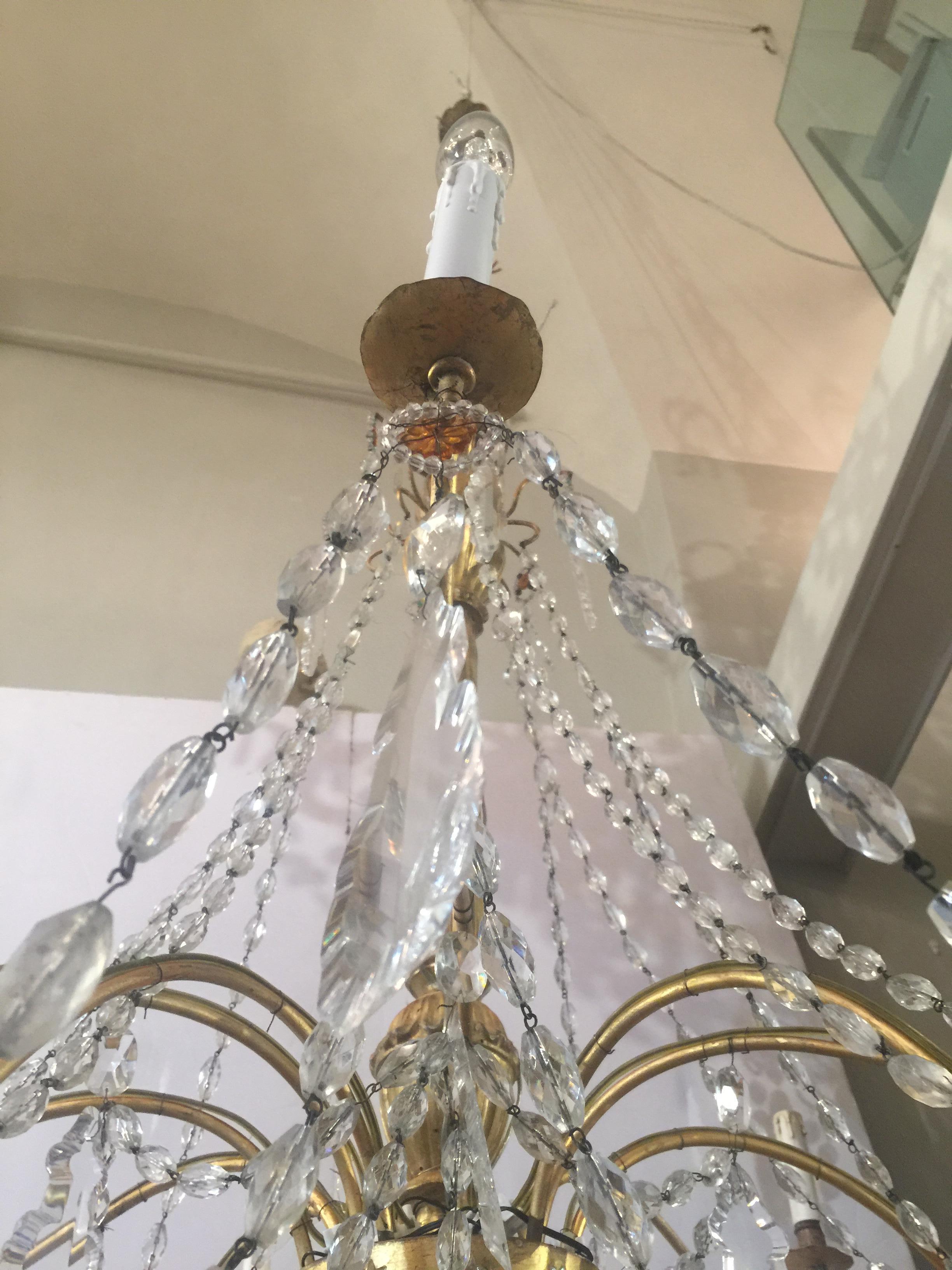 Italian End 18th Century Chandelier Gilded Wood and Crystal Twelve Lights In Excellent Condition In Firenze, IT